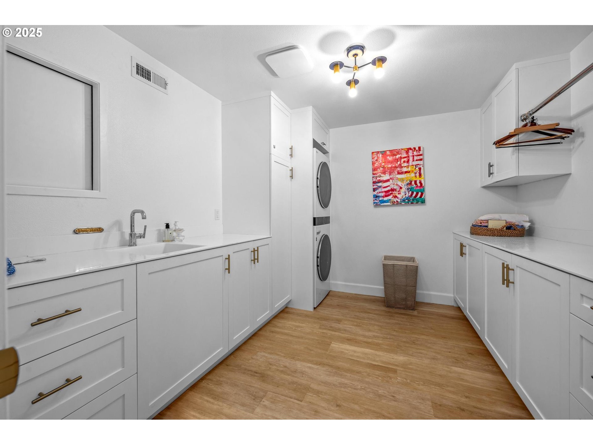 40 CONDOLEA CT, Lake Oswego, OR, 97035 40 CONDOLEA CT, Lake Oswego, OR, 97035