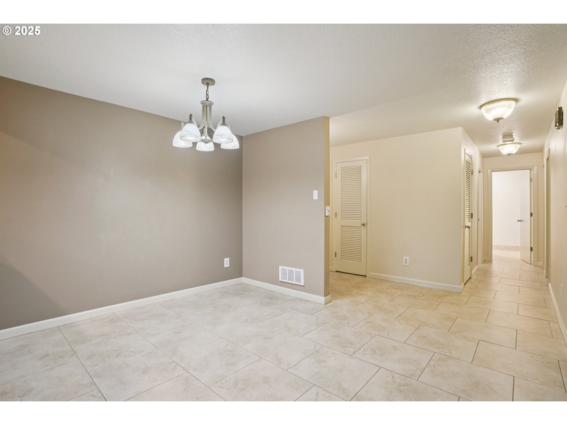 Photo #5: 319457305 Listing 