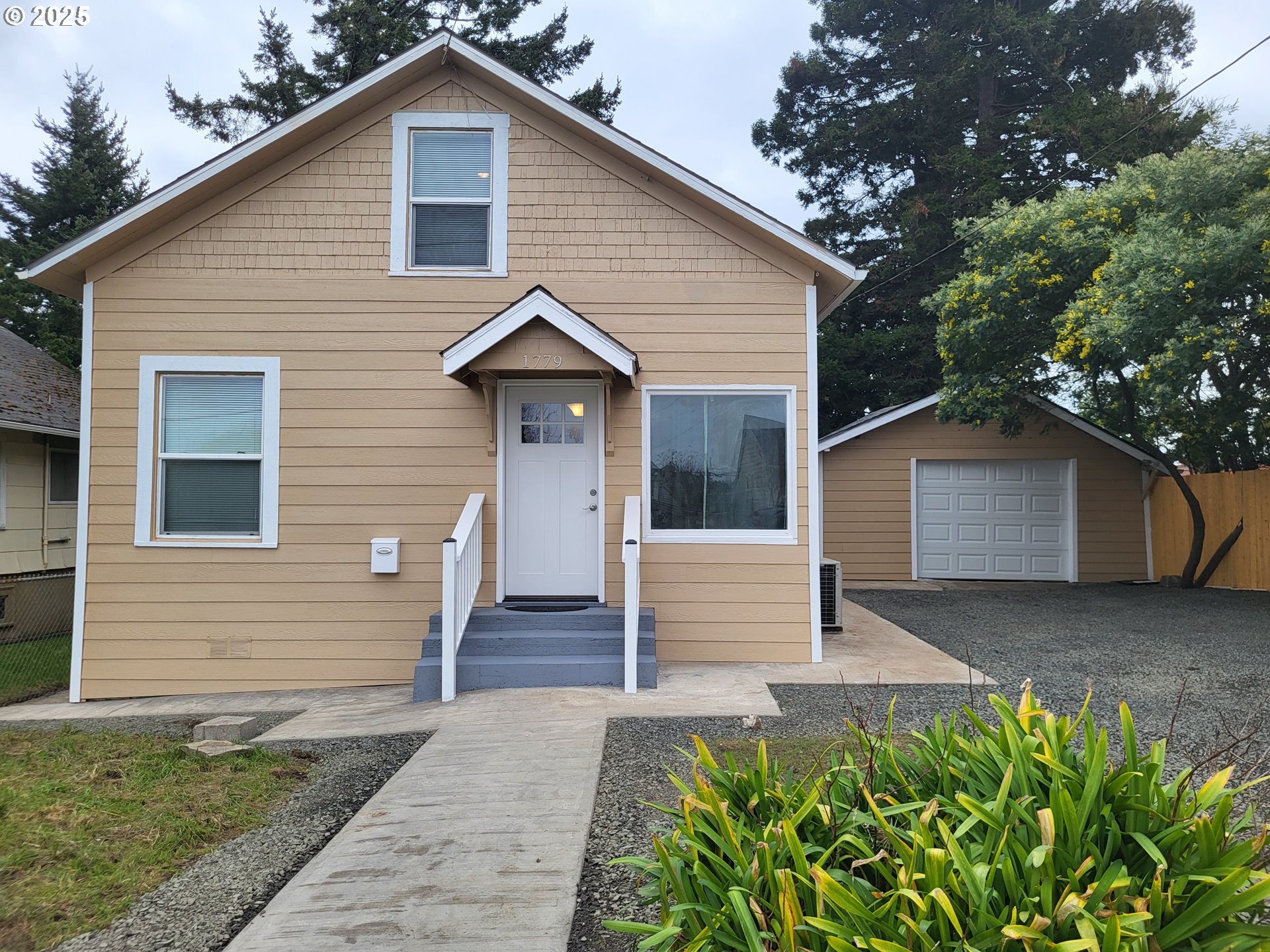 Photo of 1779 MCPHERSON ST North Bend OR 97459