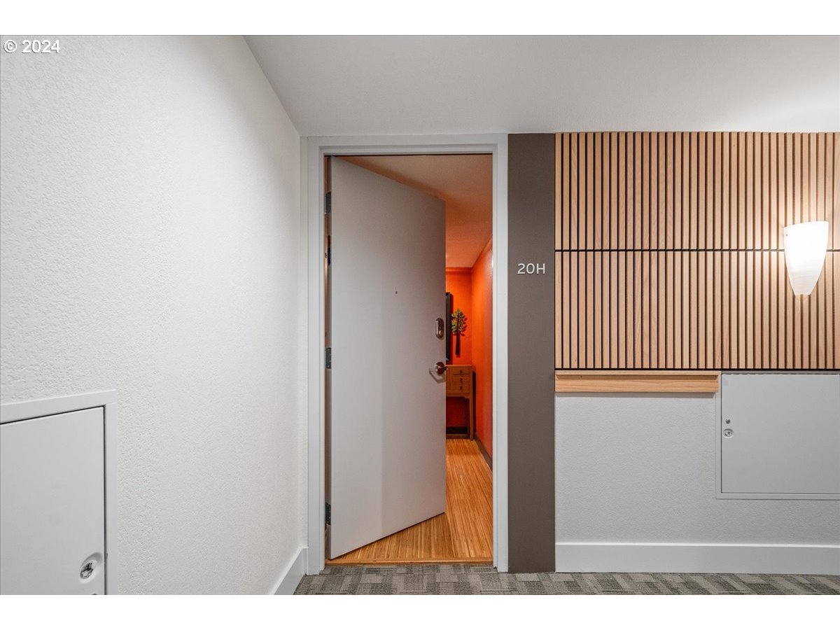 Photo #4: 352637502 Listing: Photo #4