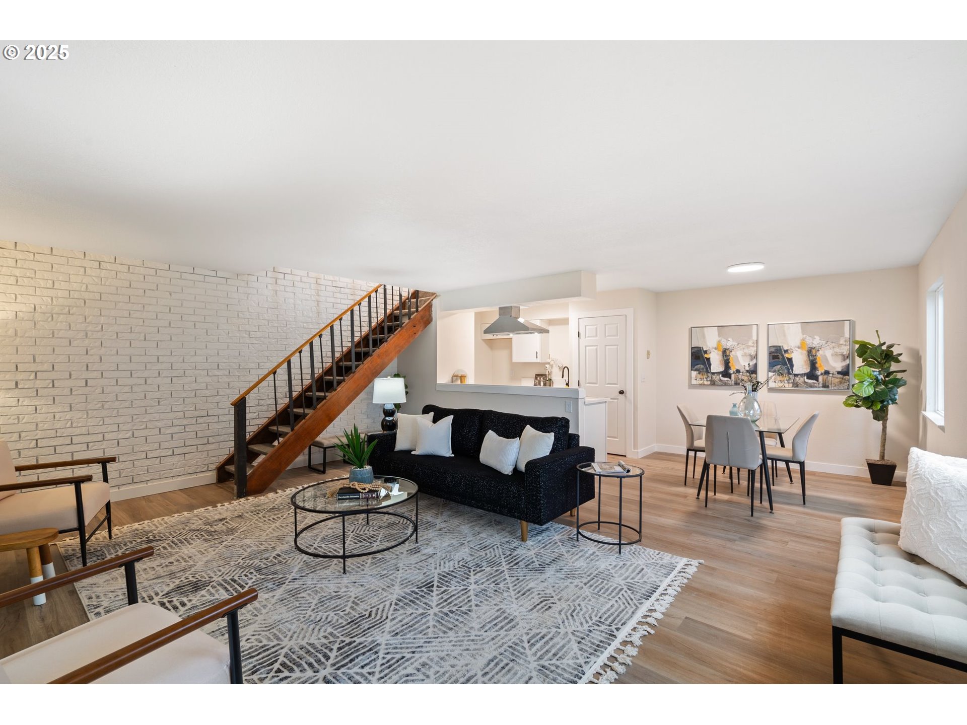 Photo #6: 352933989 Listing 
