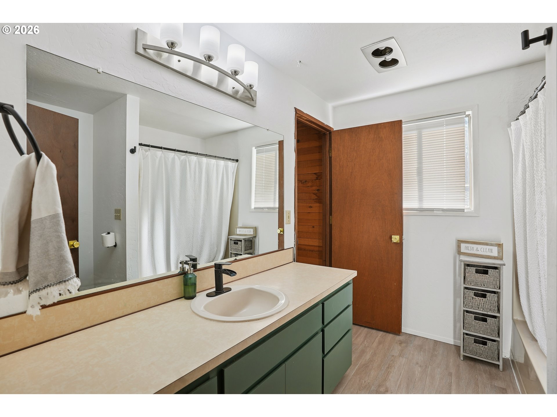 13 MOUNTAIN CIR, Lake Oswego, OR, 97035