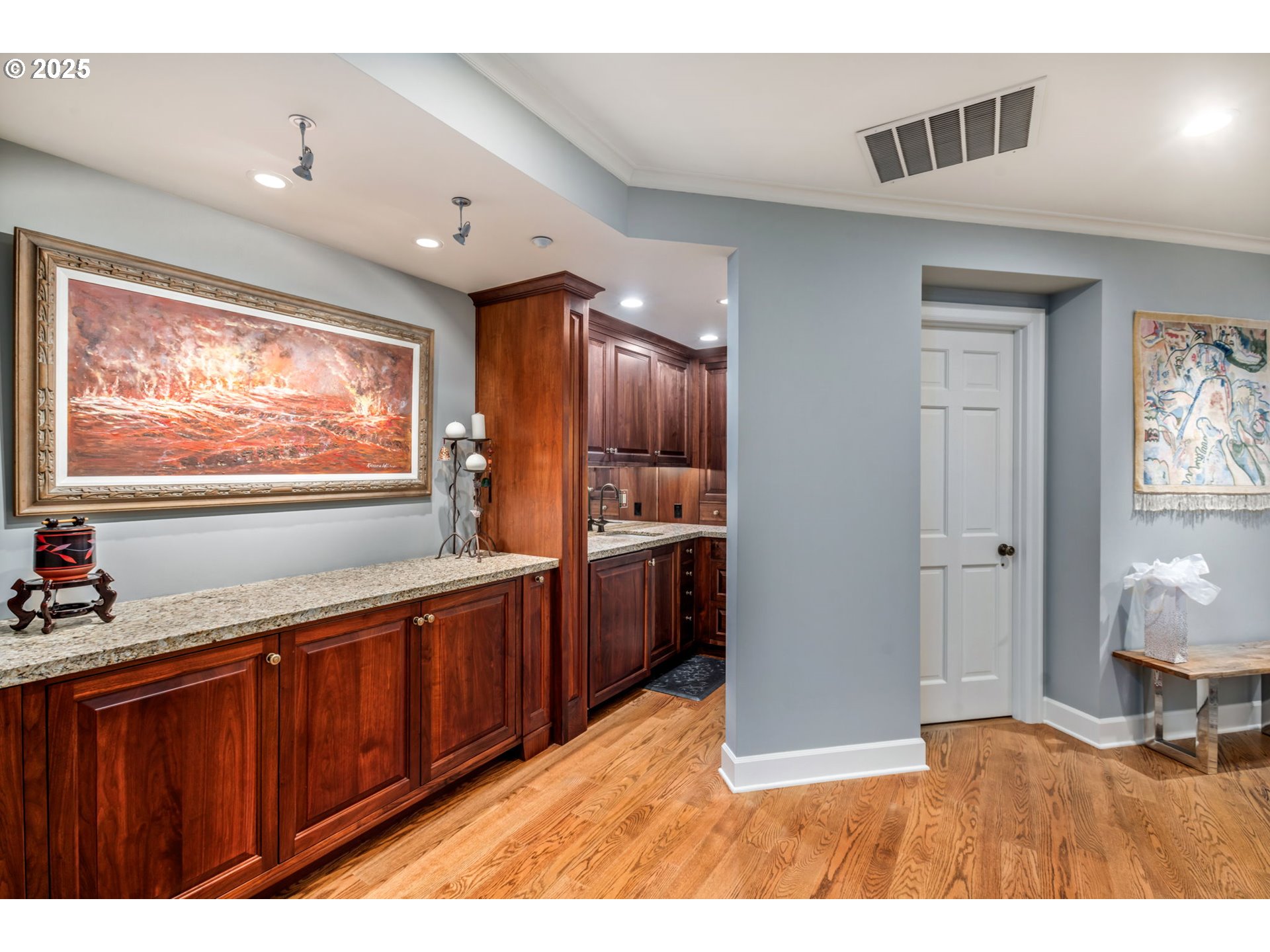 Photo #2: 366473707 Listing: Photo #2