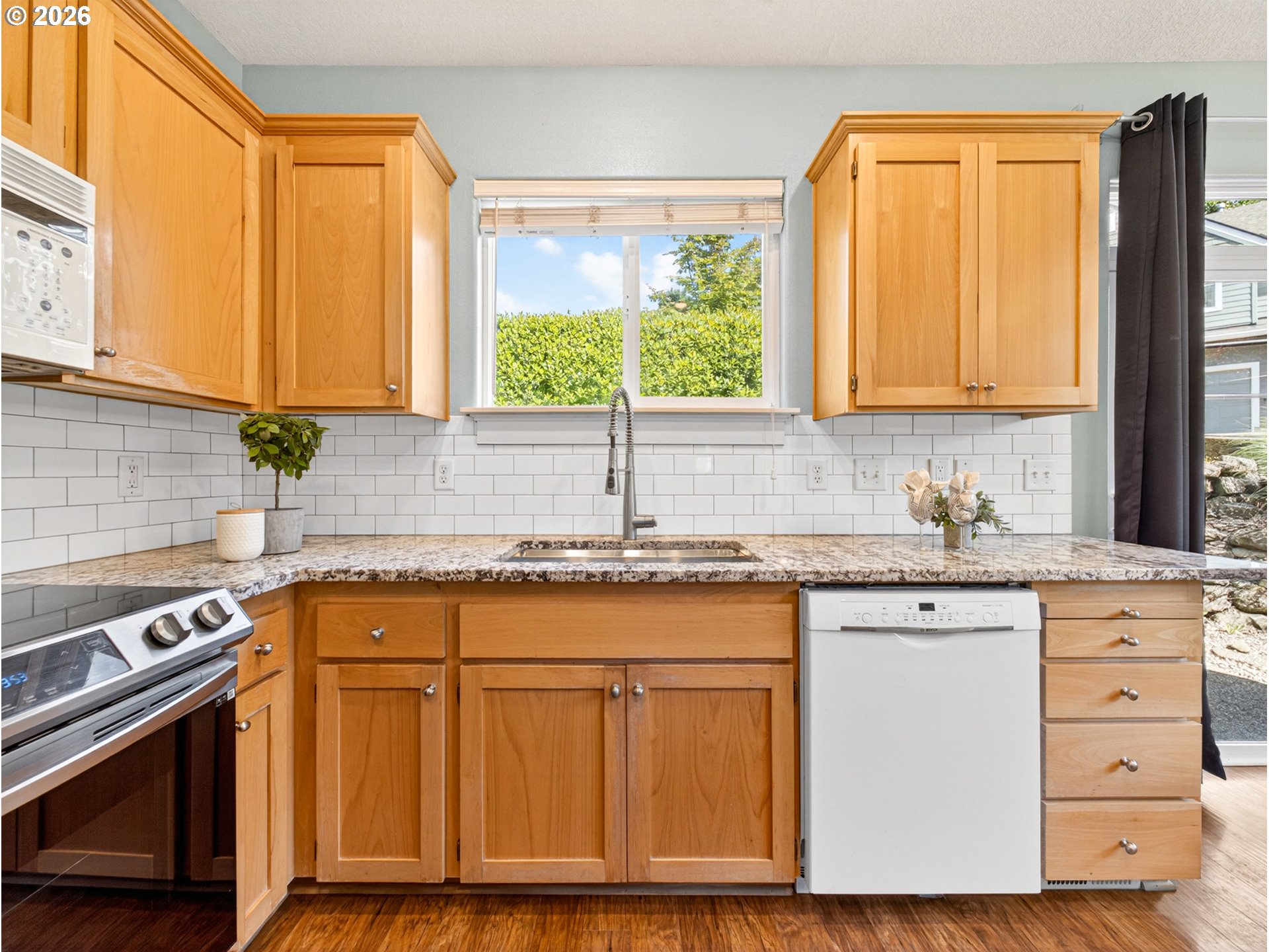Photo #12: 372501430 Listing: Photo #12