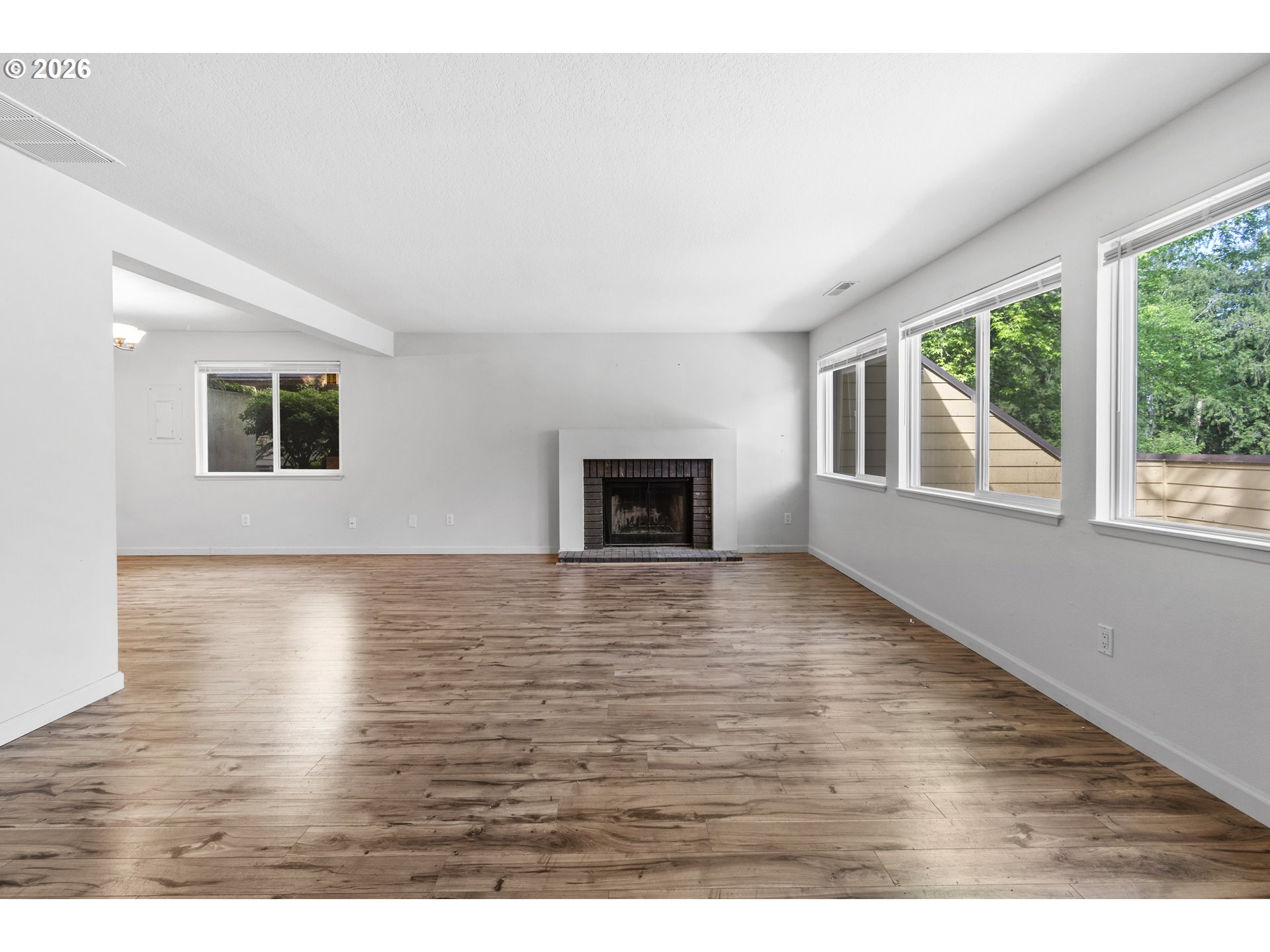Photo #8: 375045546 Listing: Photo #8