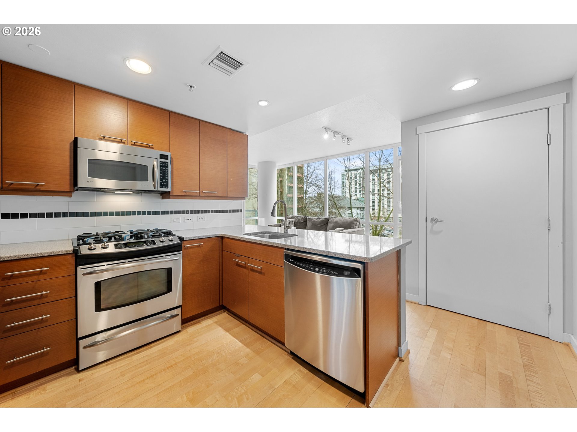 Photo #4: 376650904 Listing: Photo #4