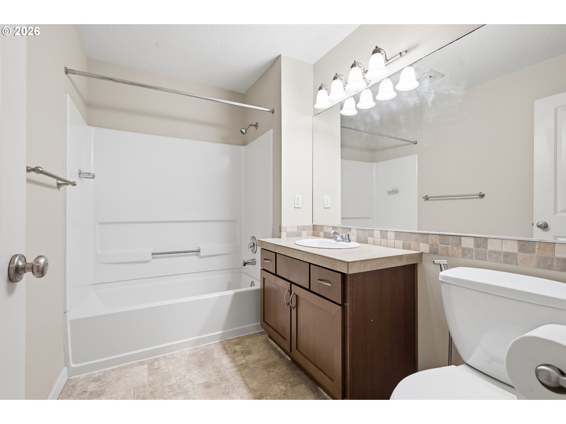 Photo #8: 384264122 Listing: Photo #8