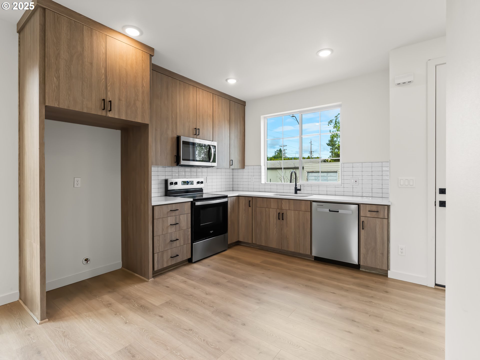 Photo #2: 387983328 Listing 