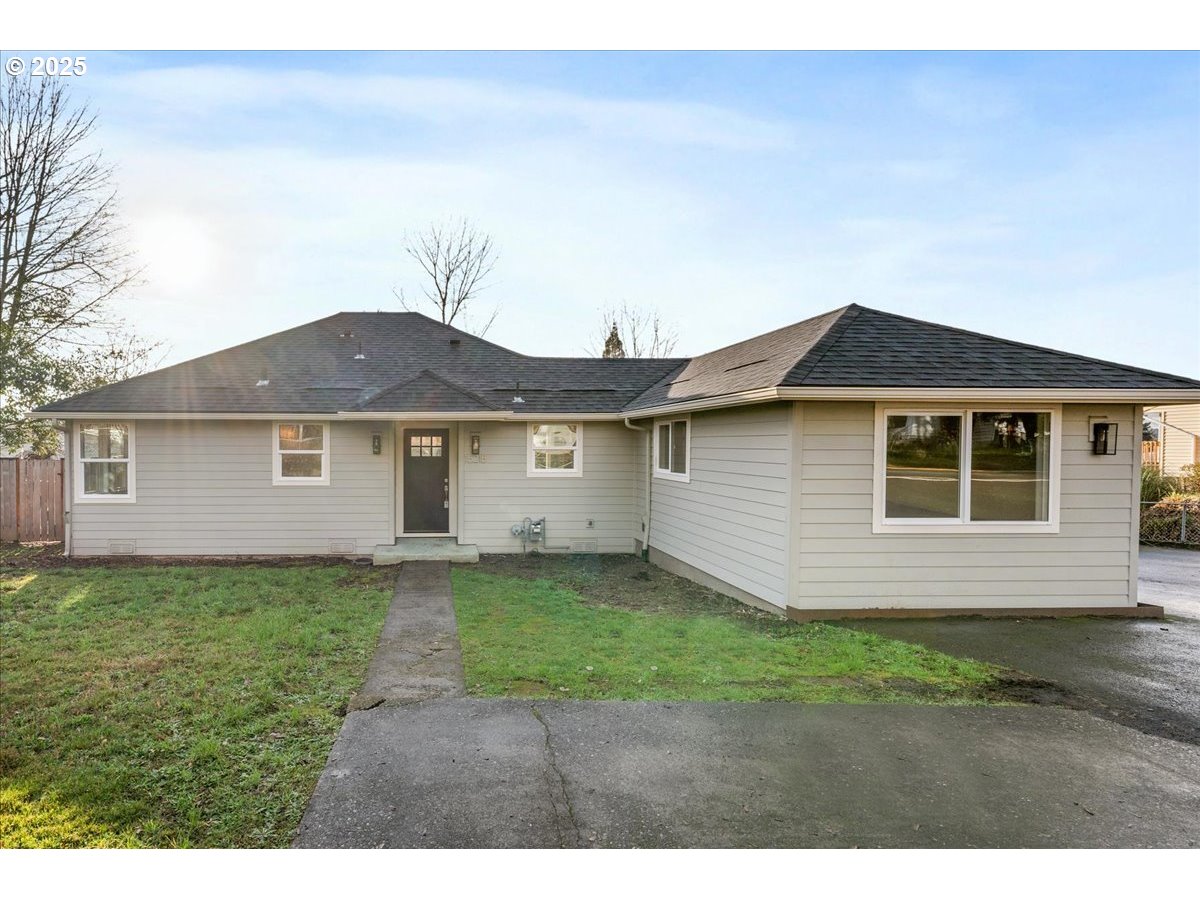 Photo of 15215 OATFIELD RD Milwaukie OR 97267