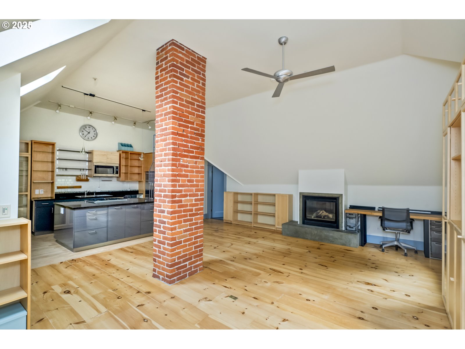 Photo #4: 400131153 Listing: Photo #4