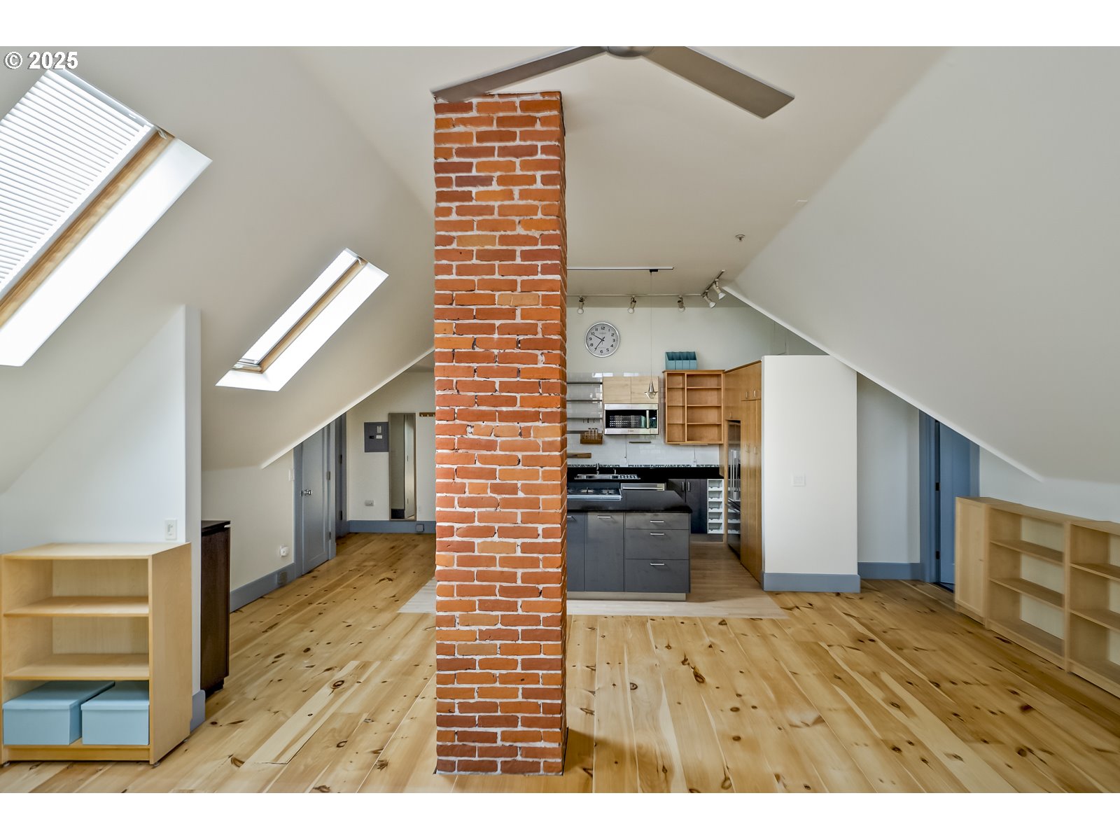 Photo #3: 400131153 Listing: Photo #3