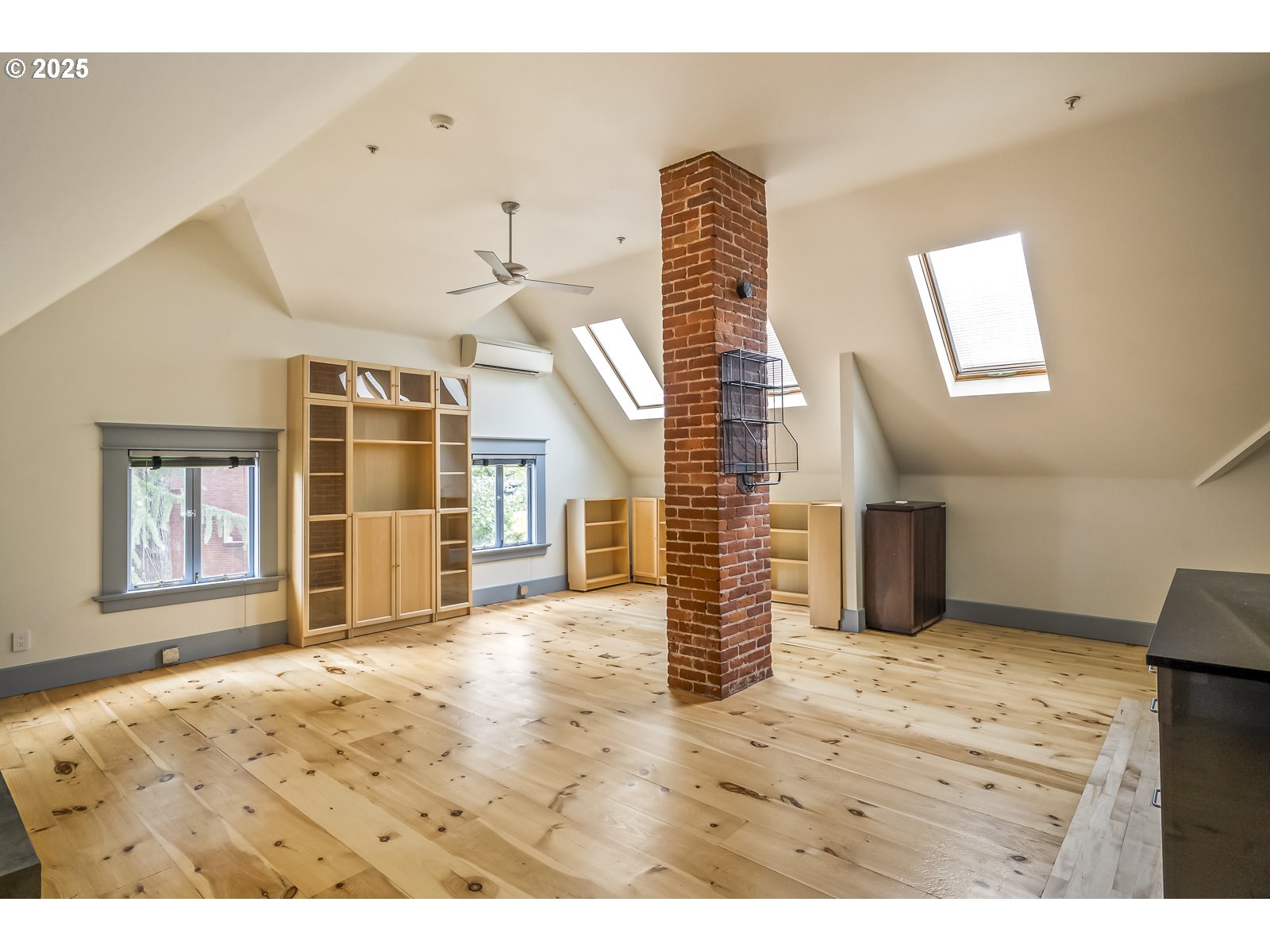 Photo #1: 400131153 Listing: Photo #1