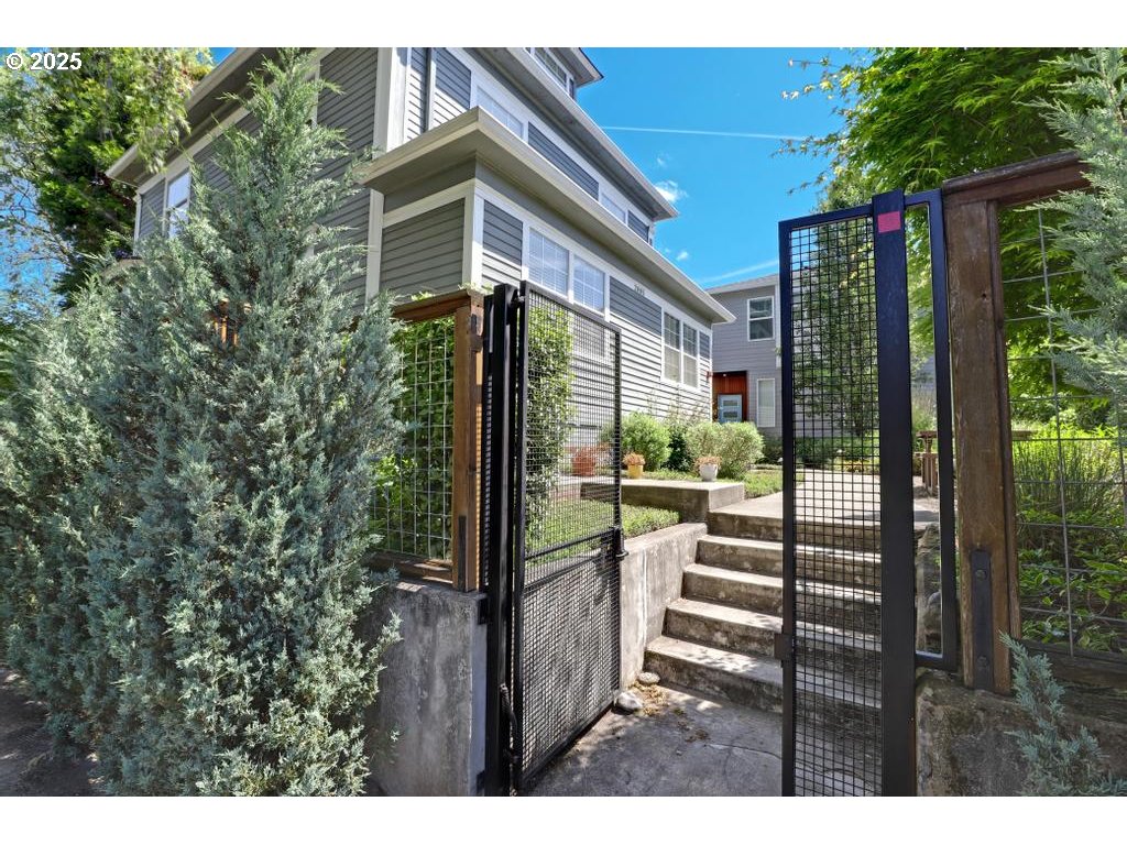 Photo #2: 406999198 Listing 