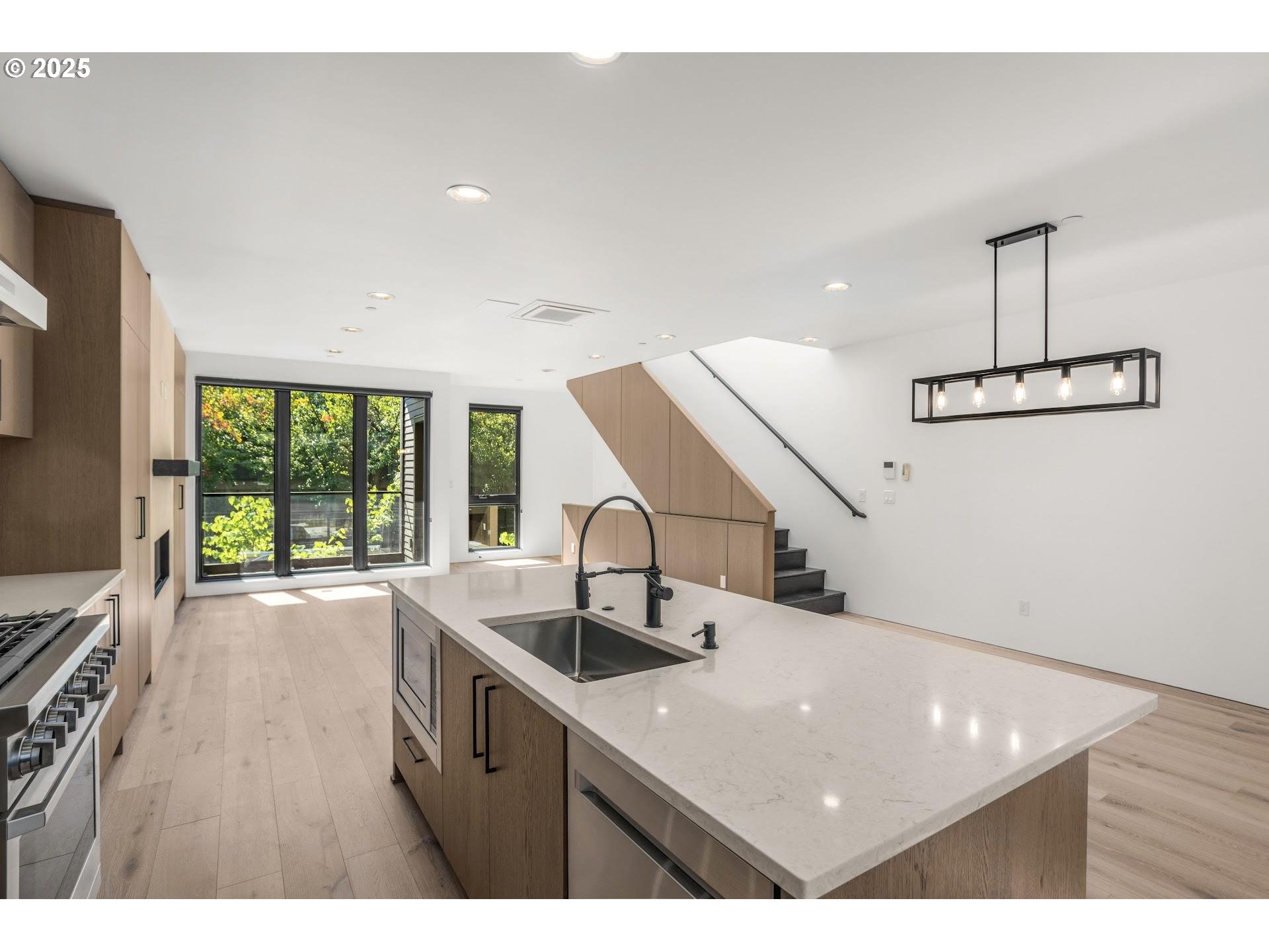 Photo #4: 408886256 Listing 