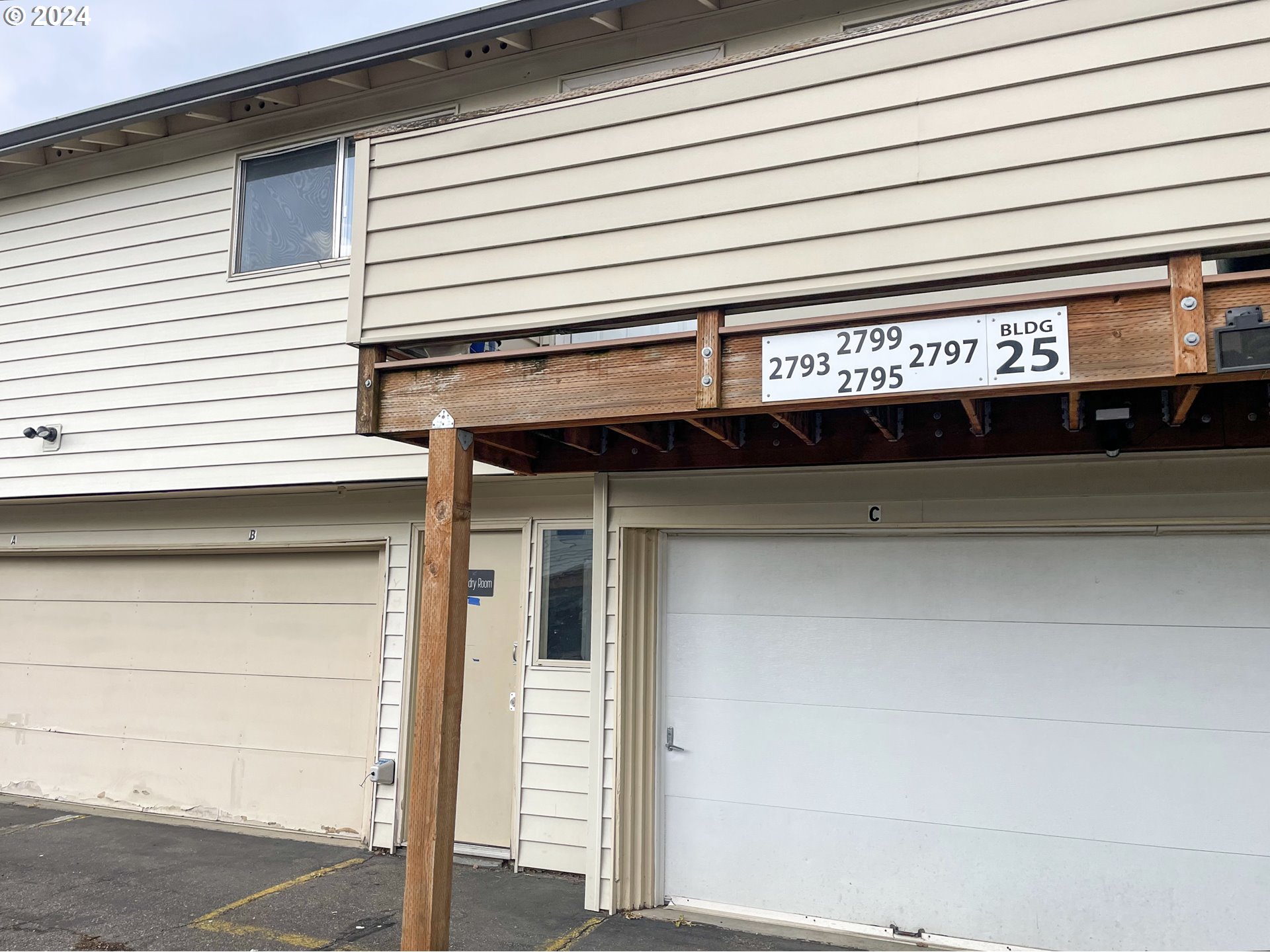 Photo #3: 416437986 Listing: Photo #3