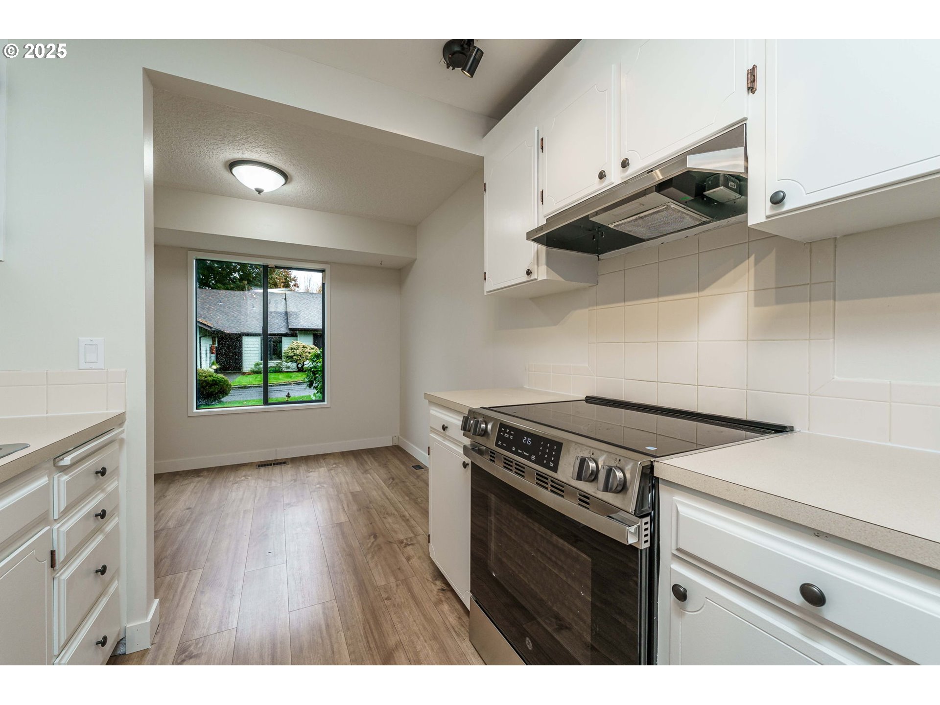 Photo #2: 424254616 Listing: Photo #2