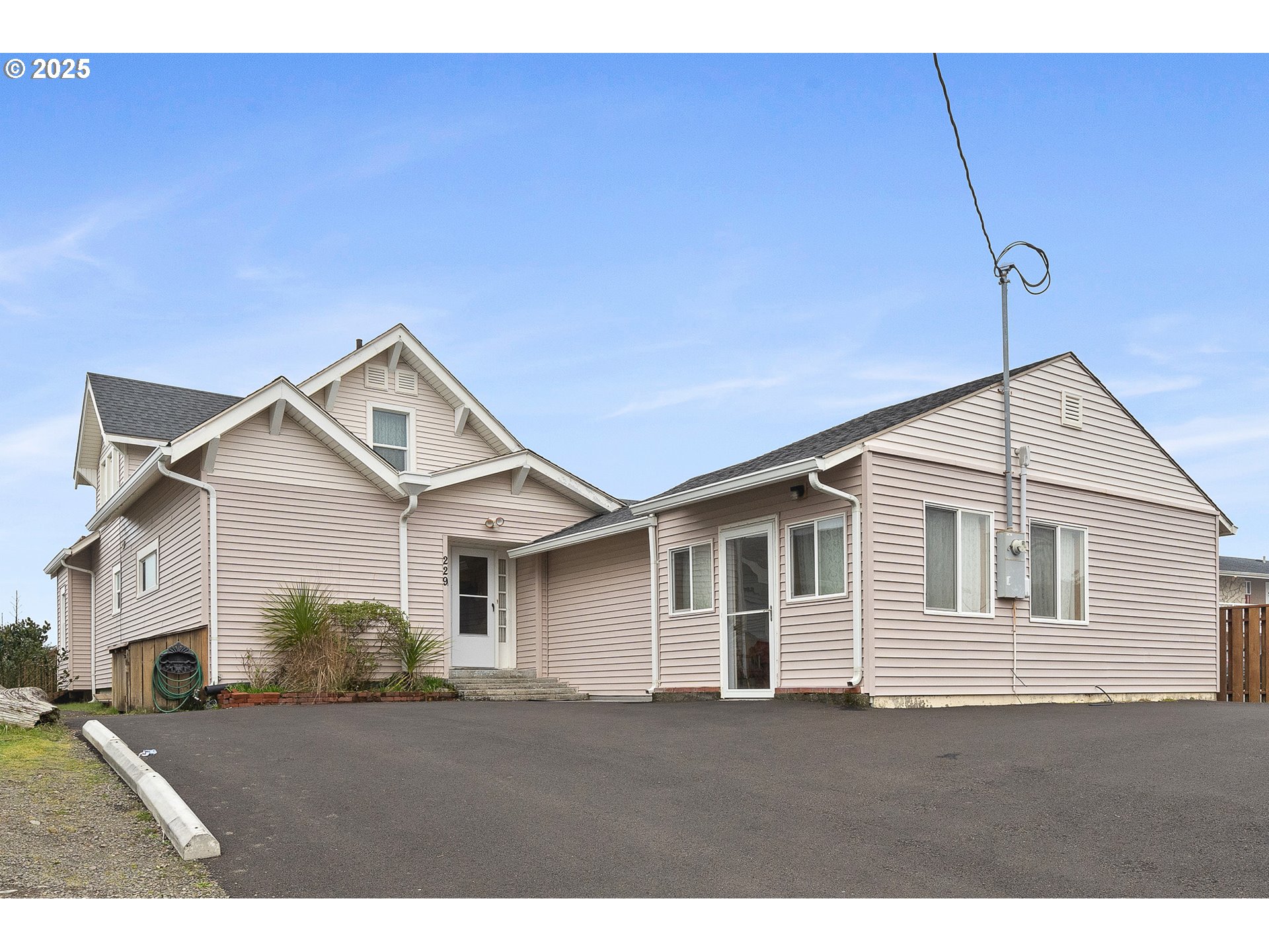 229 S PACIFIC ST, Rockaway Beach, OR, 97136