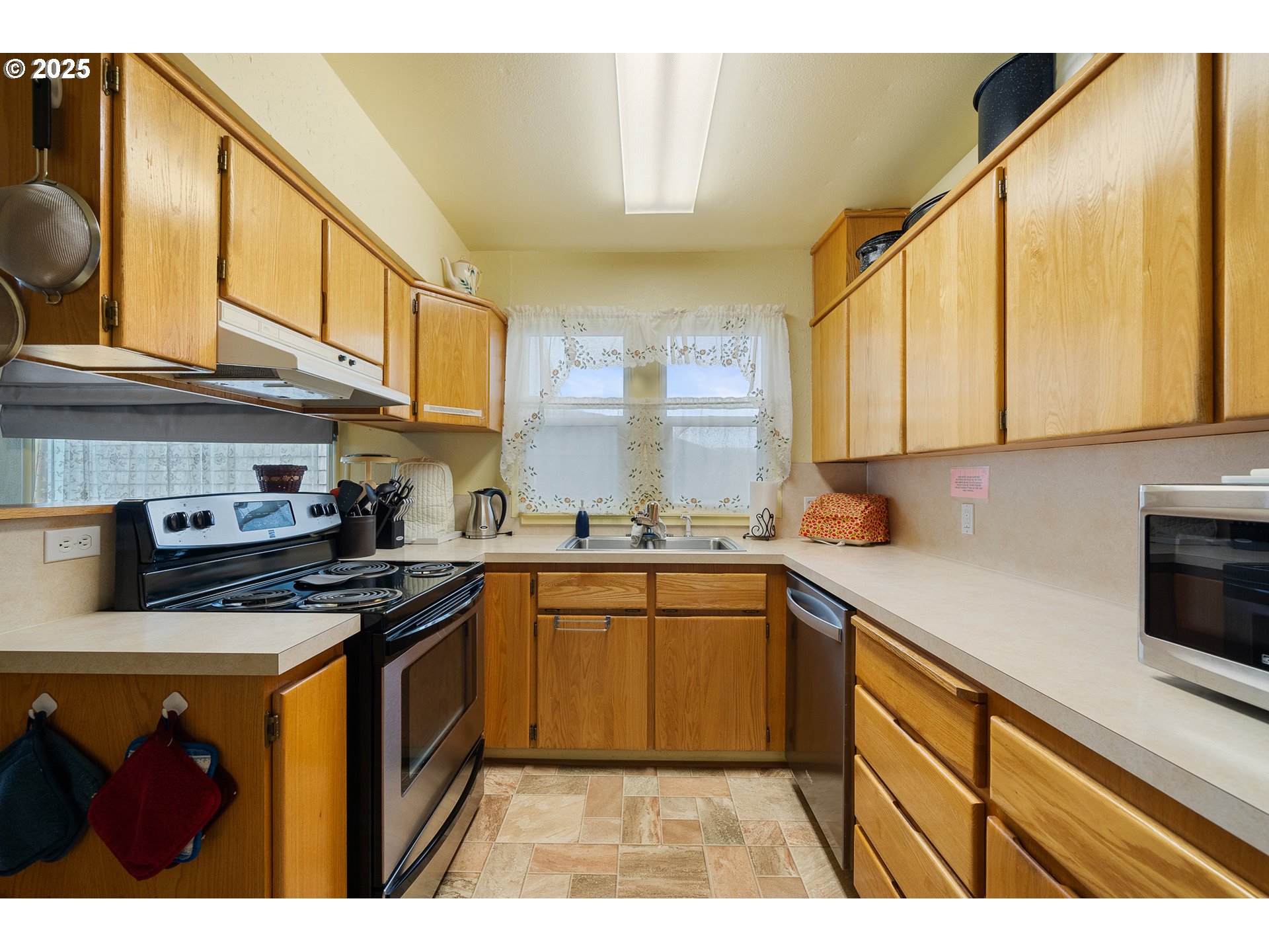 229 S PACIFIC ST, Rockaway Beach, OR, 97136