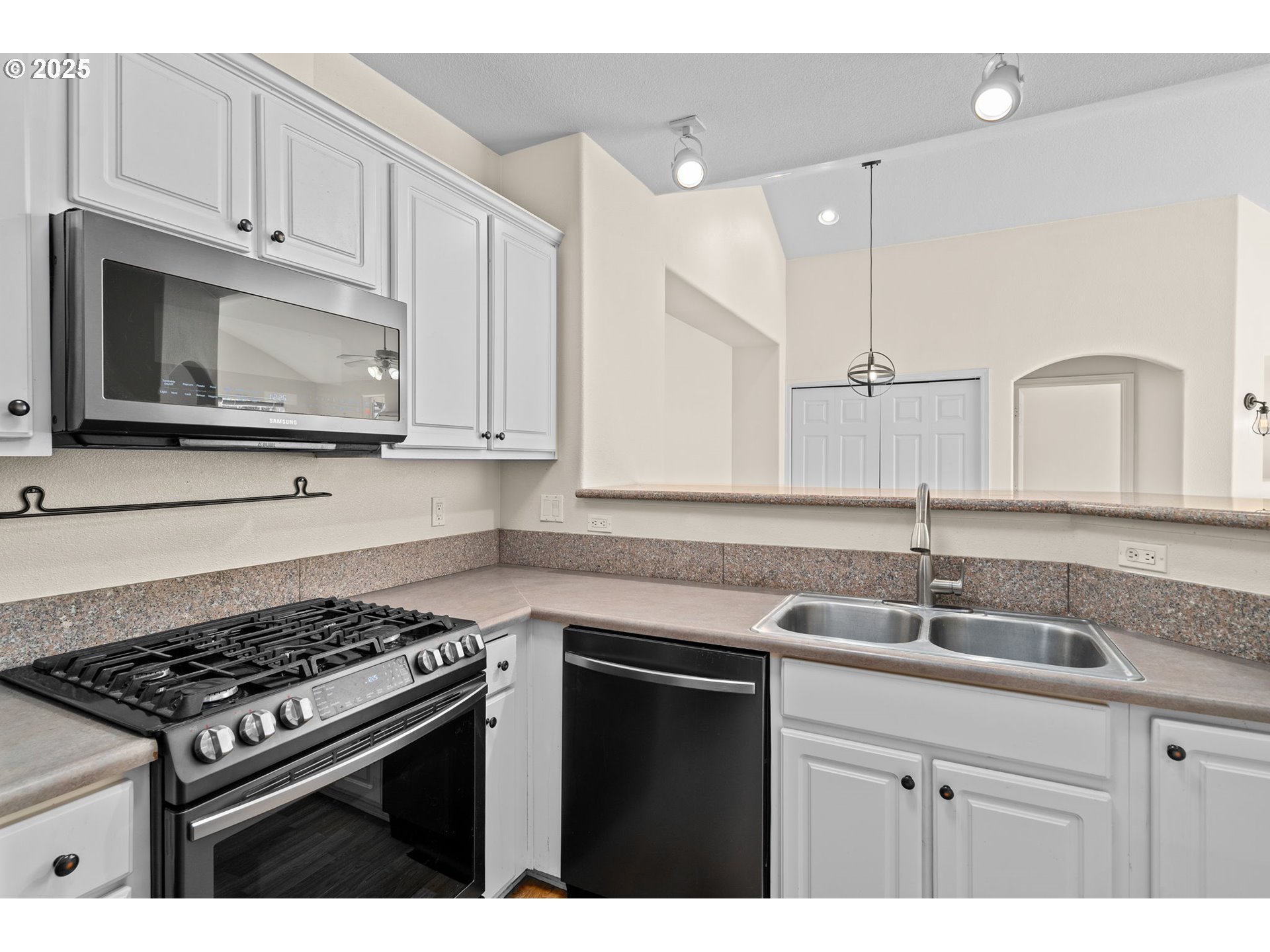 Photo #6: 435083811 Listing: Photo #6