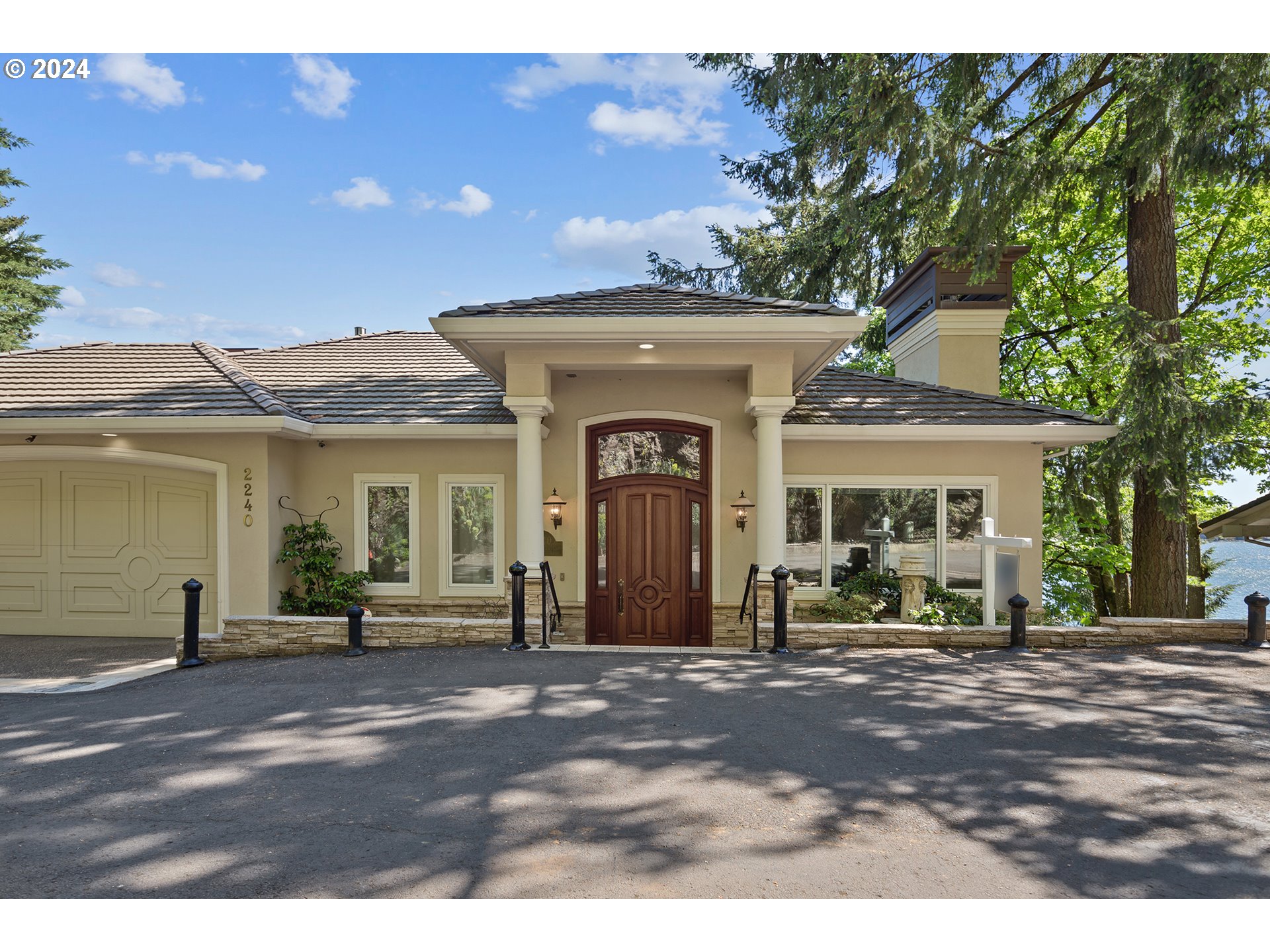 Photo of 2240 SUMMIT CT Lake Oswego OR 97034