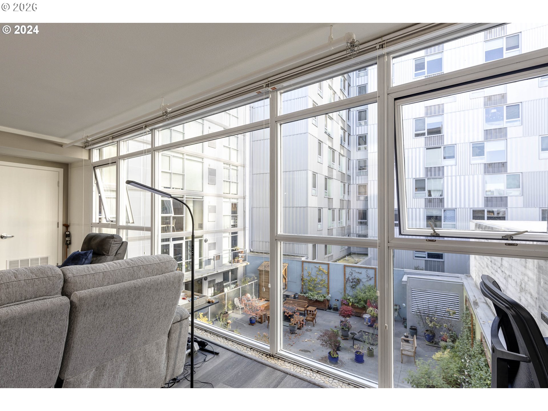 Photo #4: 446375542 Listing: Photo #4