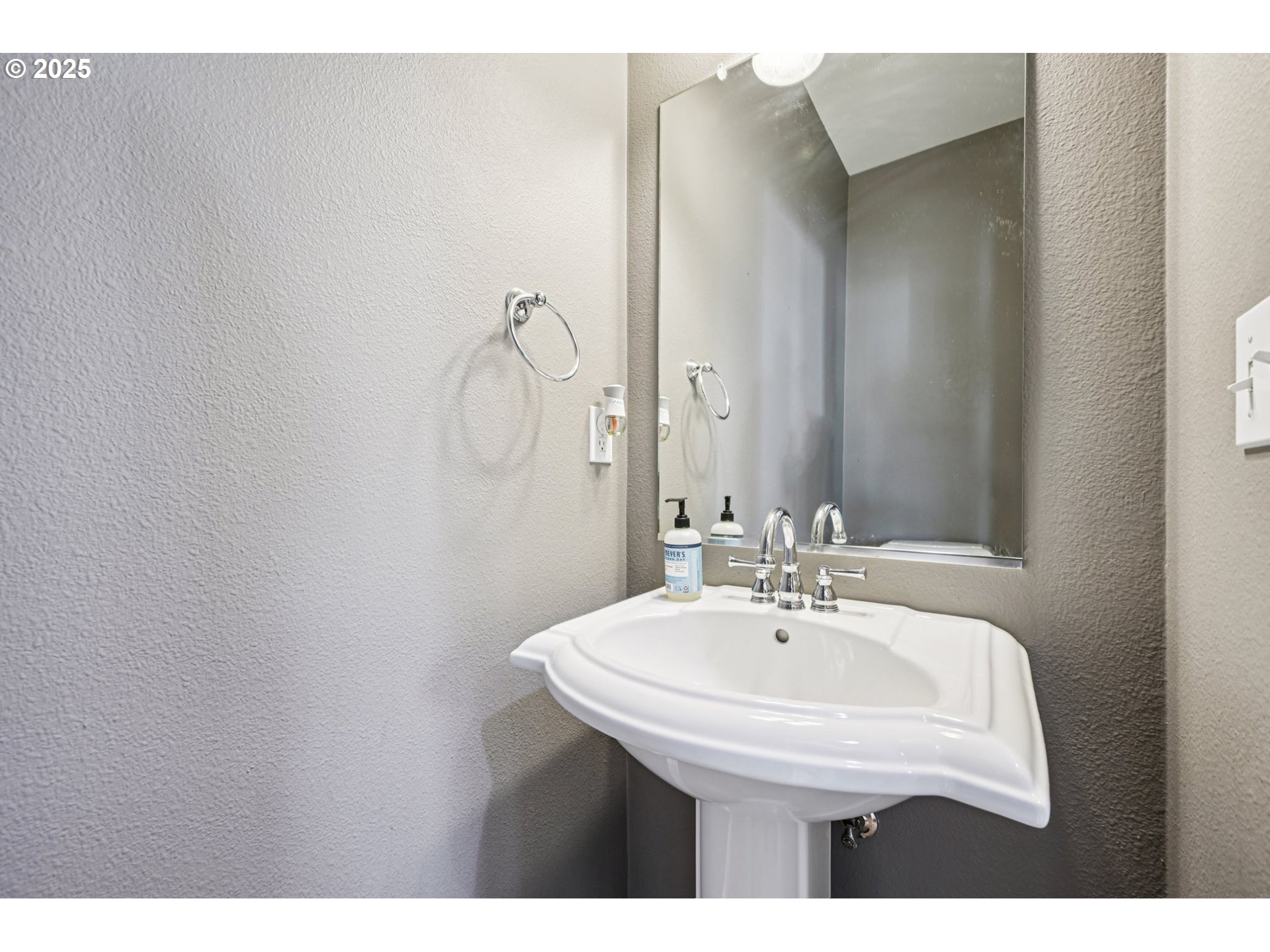 Photo #2: 469608303 Listing 