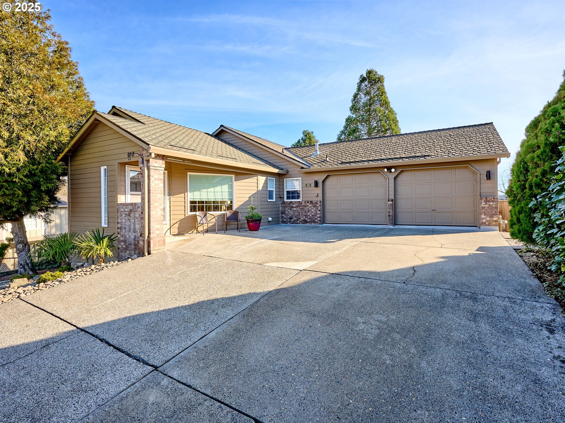 Photo of 920 HERMANSON ST Woodburn OR 97071