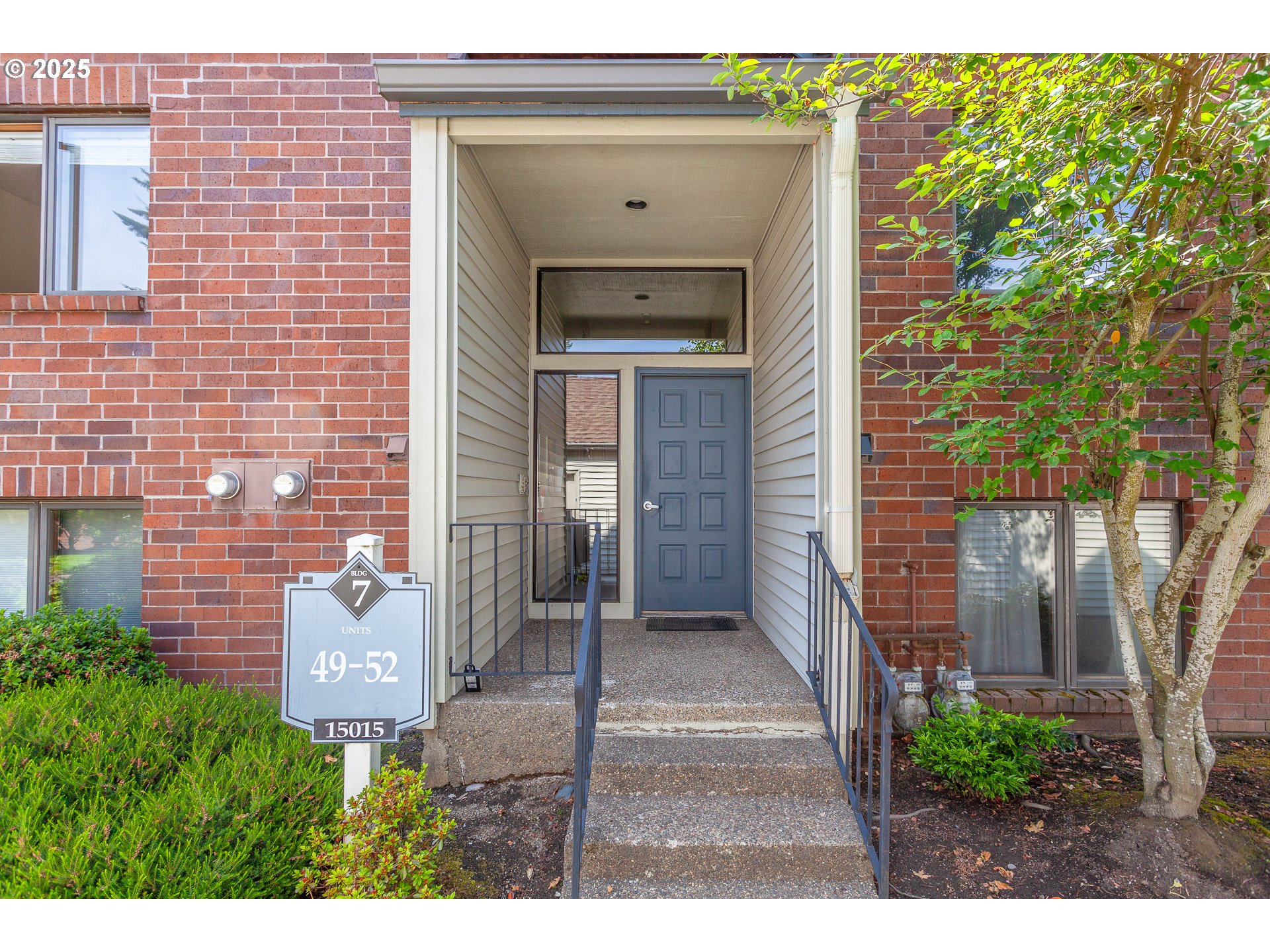 Great Move-in ready upper corner unit. Spacious living room with gas fireplace. Bedroom with large double mirrored closet doors. In unit stacked washer and dryer. Sliding glass door leads to a large balcony overlooking the courtyard. Includes lots of amenities including daily activities, pool, tennis court, fitness center, library. Close proximity to Glendoveer Golf Course and easy access to shopping. Open House 6/28 Saturday 2-4pm / 6/29 Sunday 1-3pm