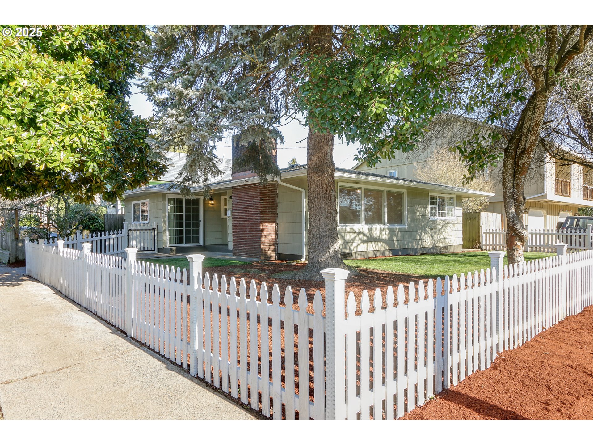 Photo of 1195 ALMADEN ST Eugene OR 97402