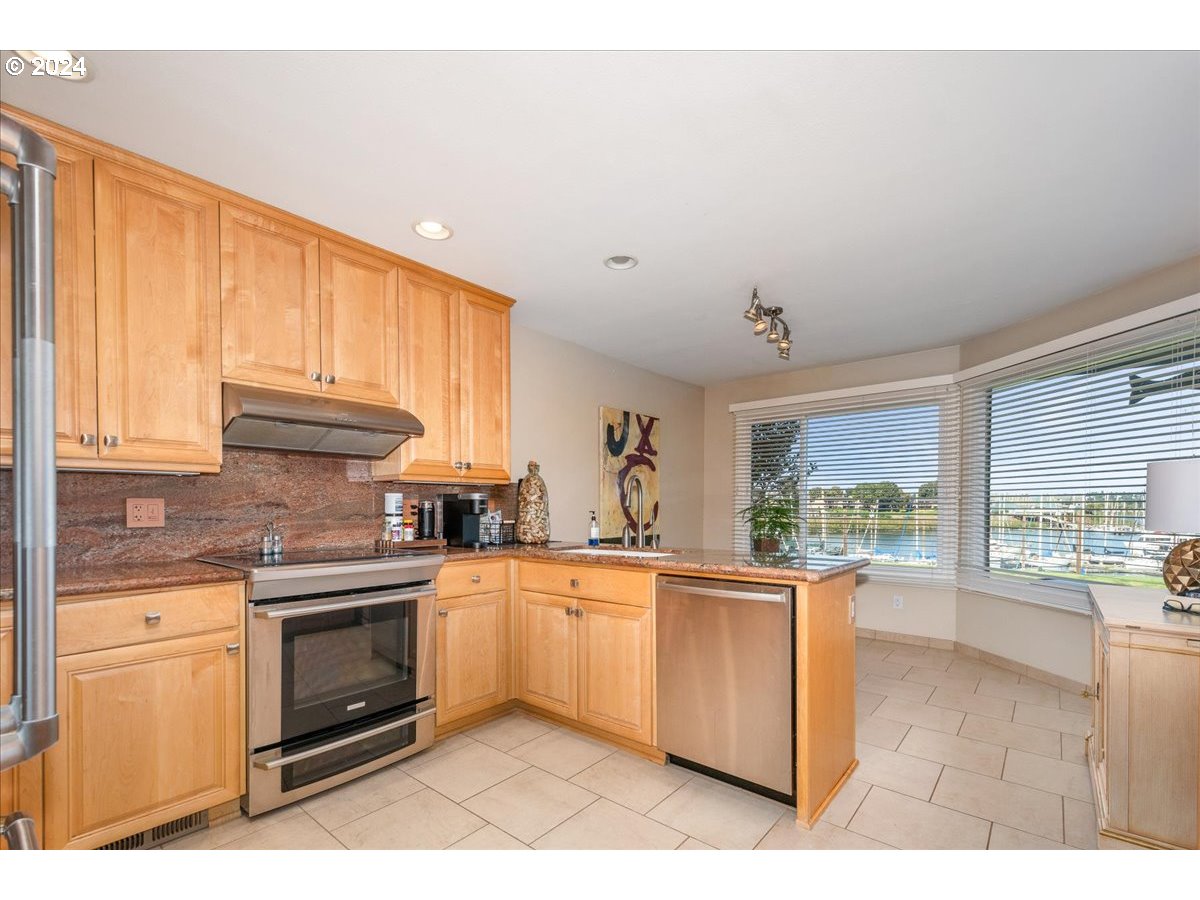 419 N TOMAHAWK ISLAND DR, Portland, OR, 97217