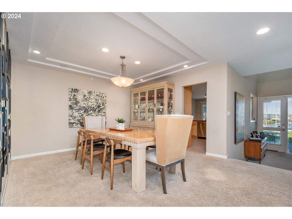 419 N TOMAHAWK ISLAND DR, Portland, OR, 97217