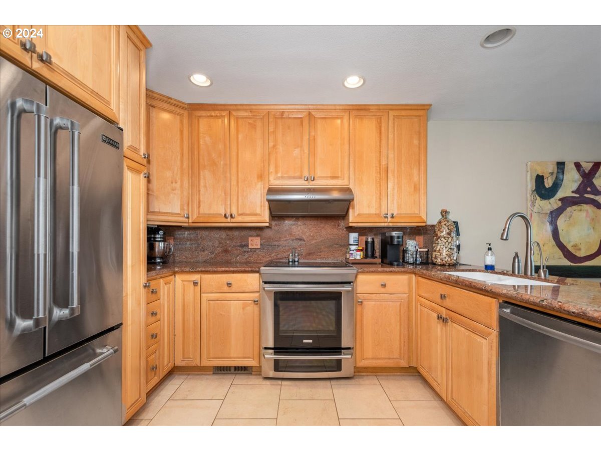 419 N TOMAHAWK ISLAND DR, Portland, OR, 97217