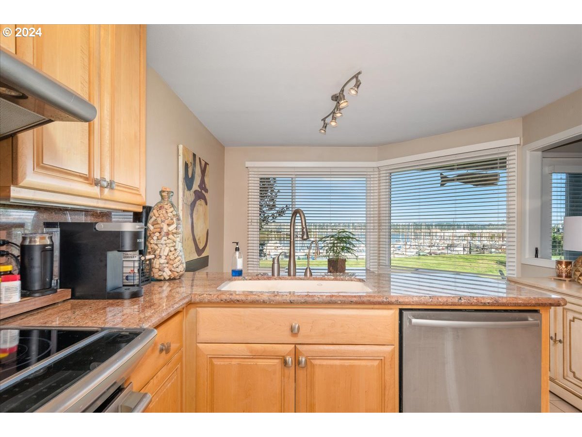 419 N TOMAHAWK ISLAND DR, Portland, OR, 97217