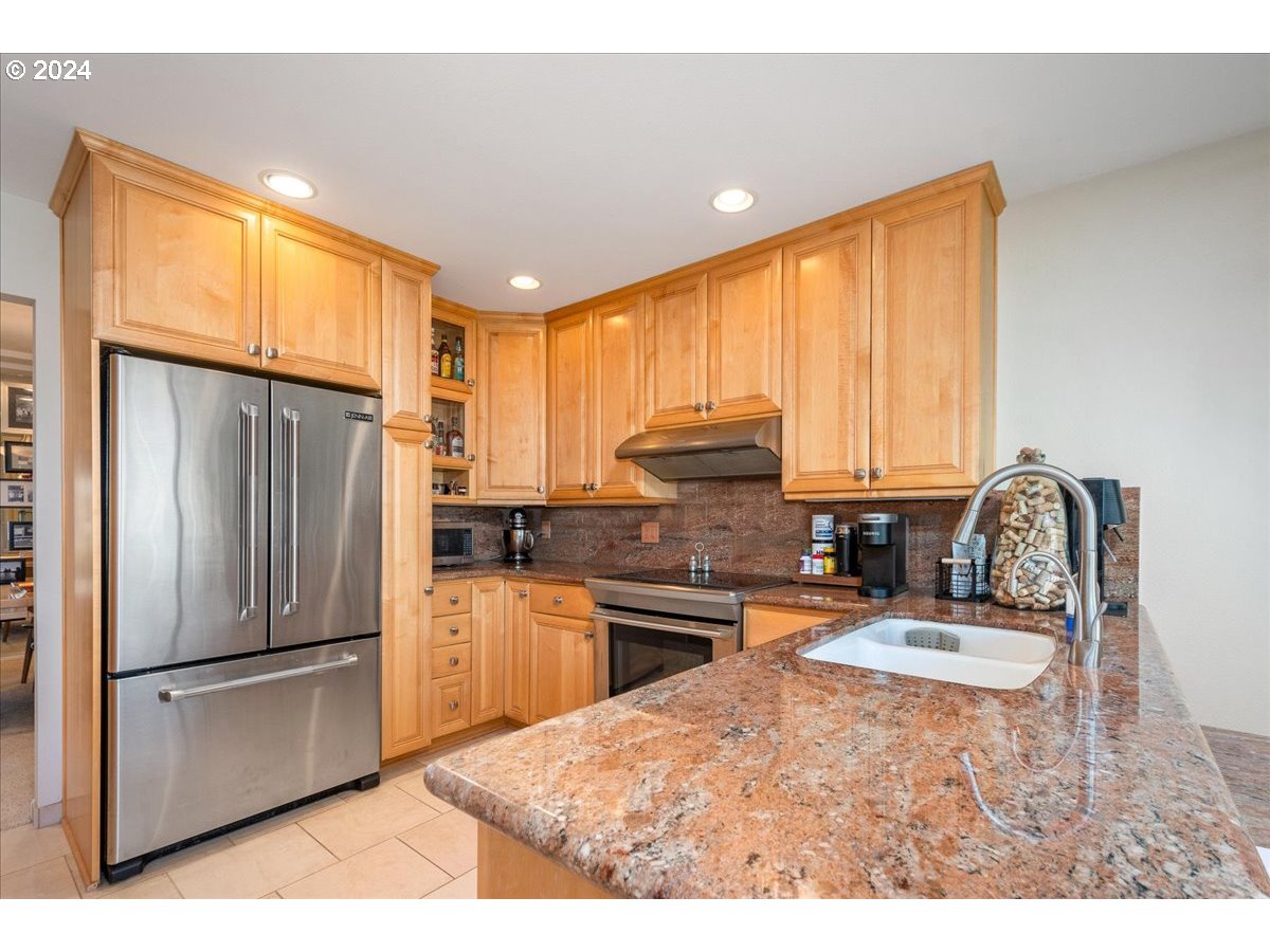 419 N TOMAHAWK ISLAND DR, Portland, OR, 97217