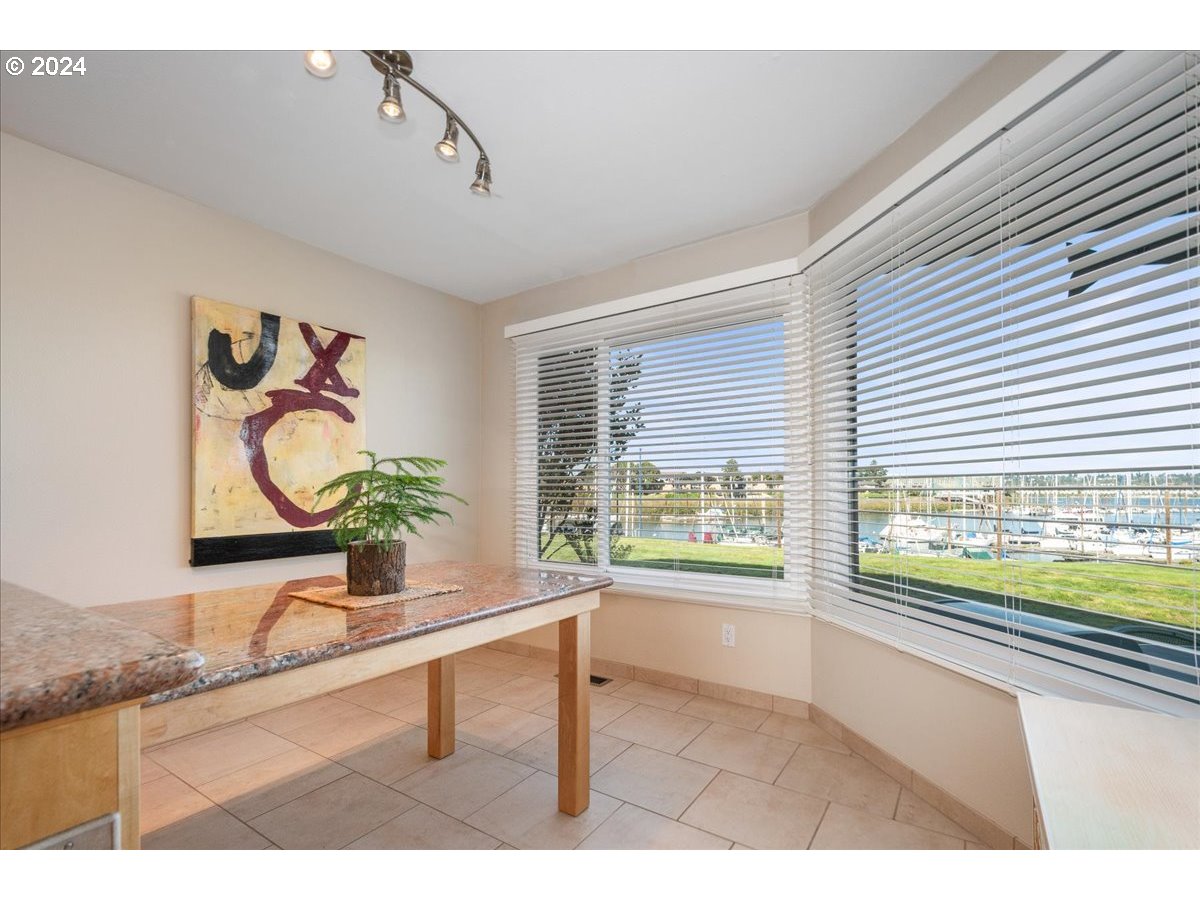 419 N TOMAHAWK ISLAND DR, Portland, OR, 97217