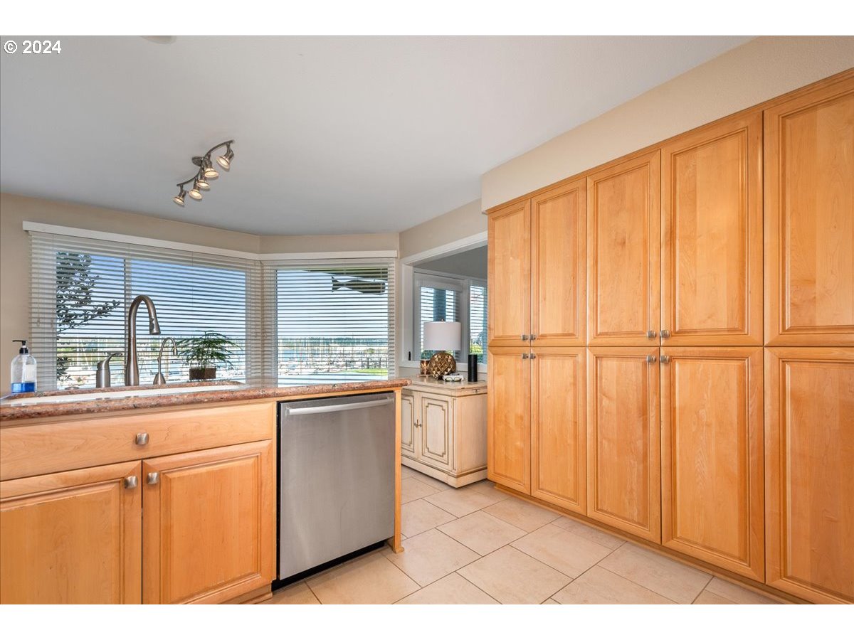 419 N TOMAHAWK ISLAND DR, Portland, OR, 97217