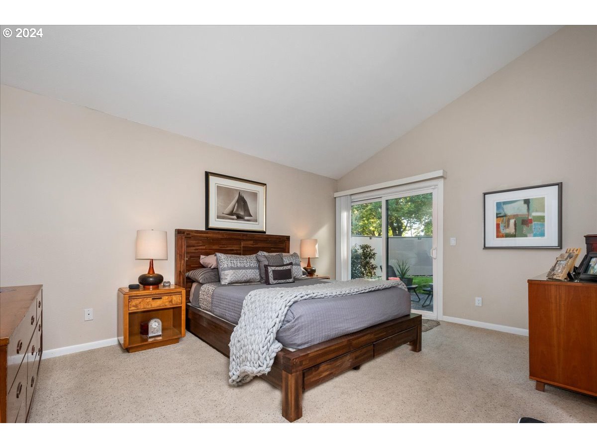 419 N TOMAHAWK ISLAND DR, Portland, OR, 97217