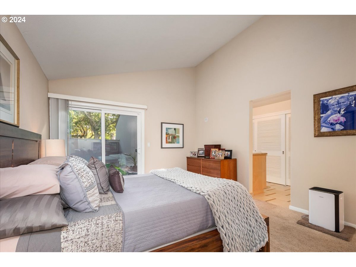 419 N TOMAHAWK ISLAND DR, Portland, OR, 97217
