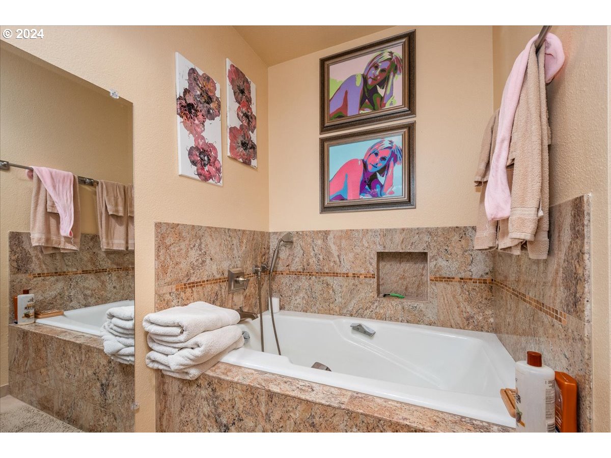 419 N TOMAHAWK ISLAND DR, Portland, OR, 97217