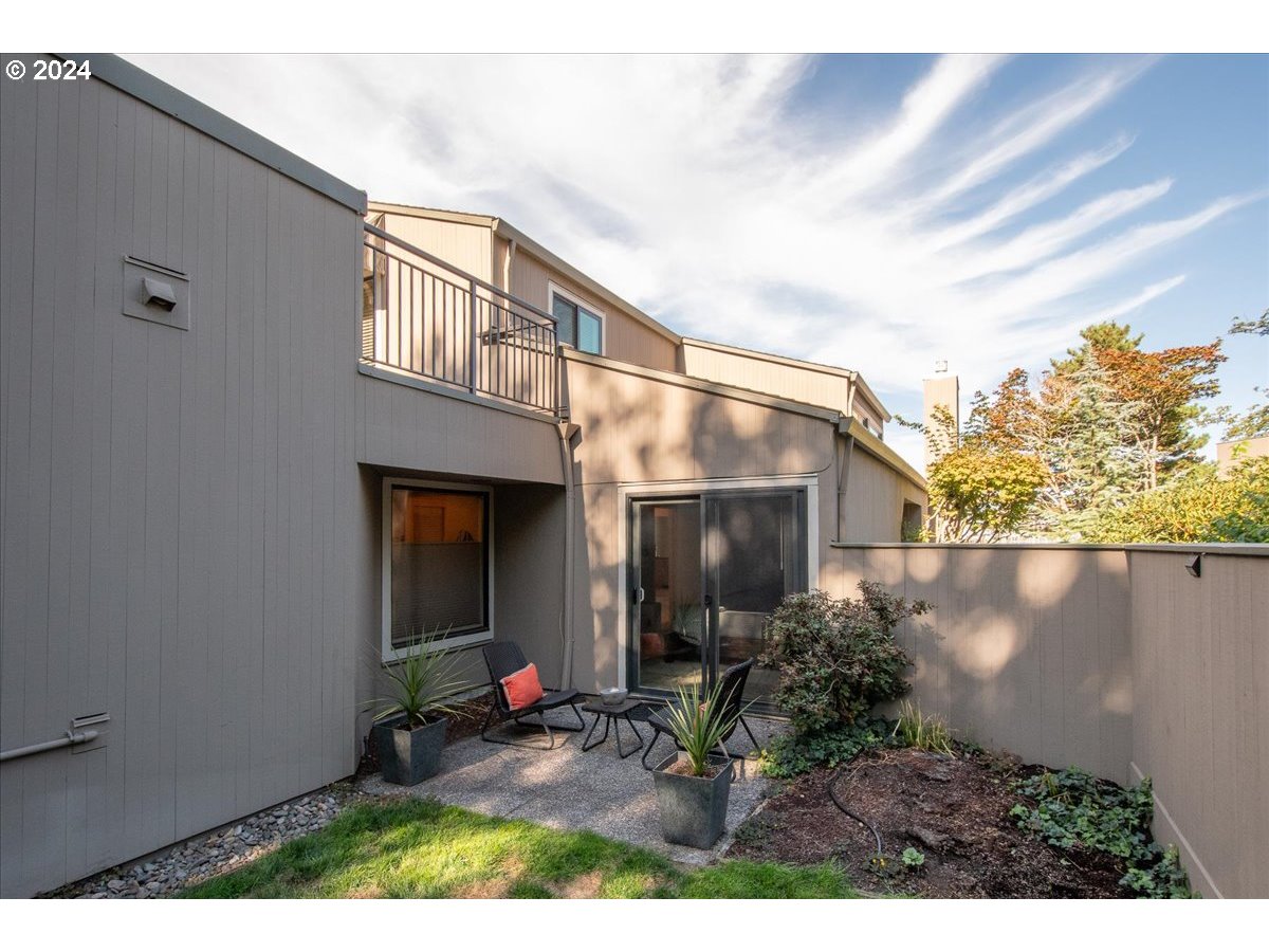 419 N TOMAHAWK ISLAND DR, Portland, OR, 97217