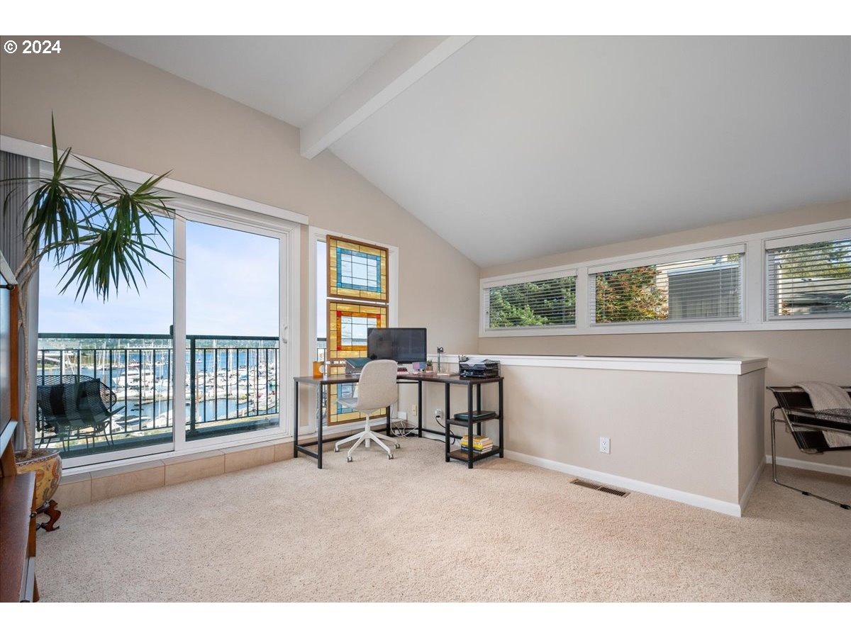 419 N TOMAHAWK ISLAND DR, Portland, OR, 97217