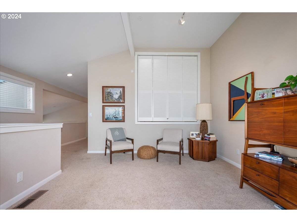 419 N TOMAHAWK ISLAND DR, Portland, OR, 97217