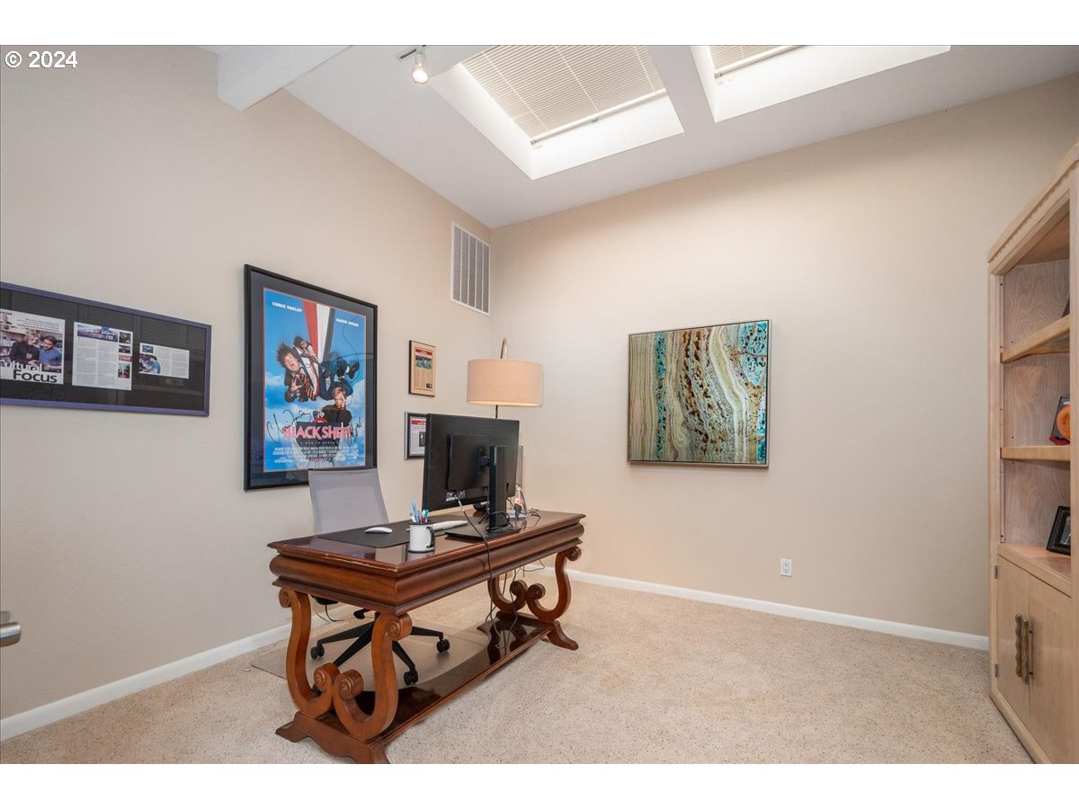 419 N TOMAHAWK ISLAND DR, Portland, OR, 97217
