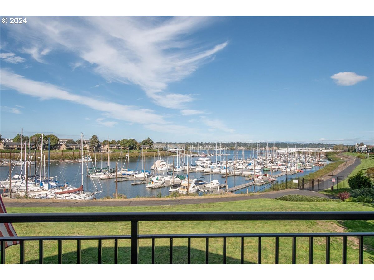 419 N TOMAHAWK ISLAND DR, Portland, OR, 97217