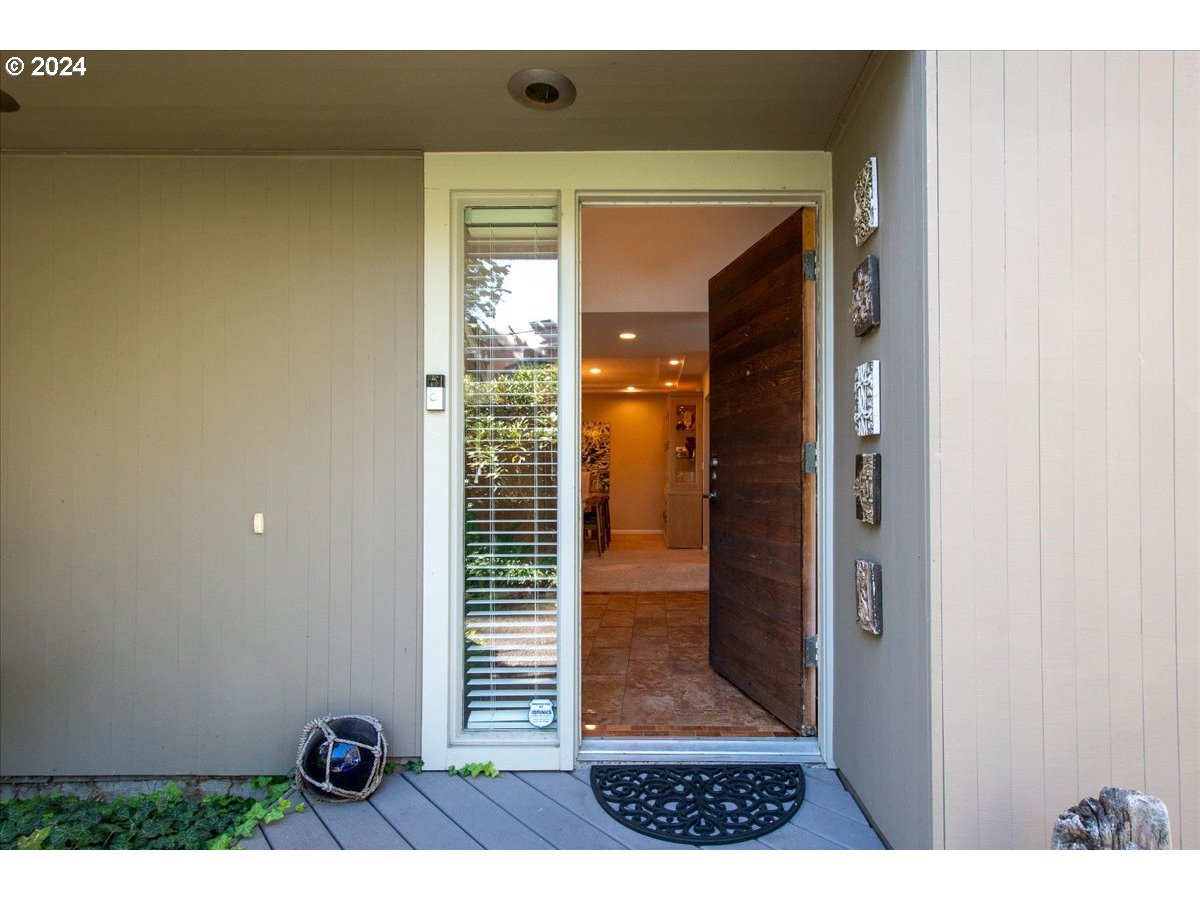 419 N TOMAHAWK ISLAND DR, Portland, OR, 97217