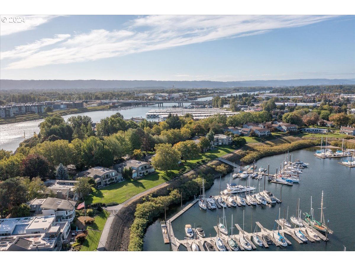 419 N TOMAHAWK ISLAND DR, Portland, OR, 97217