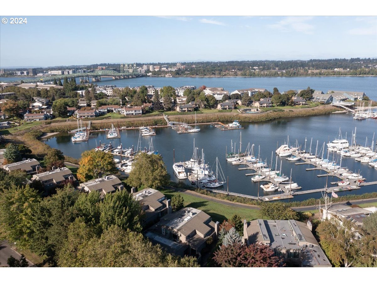 419 N TOMAHAWK ISLAND DR, Portland, OR, 97217