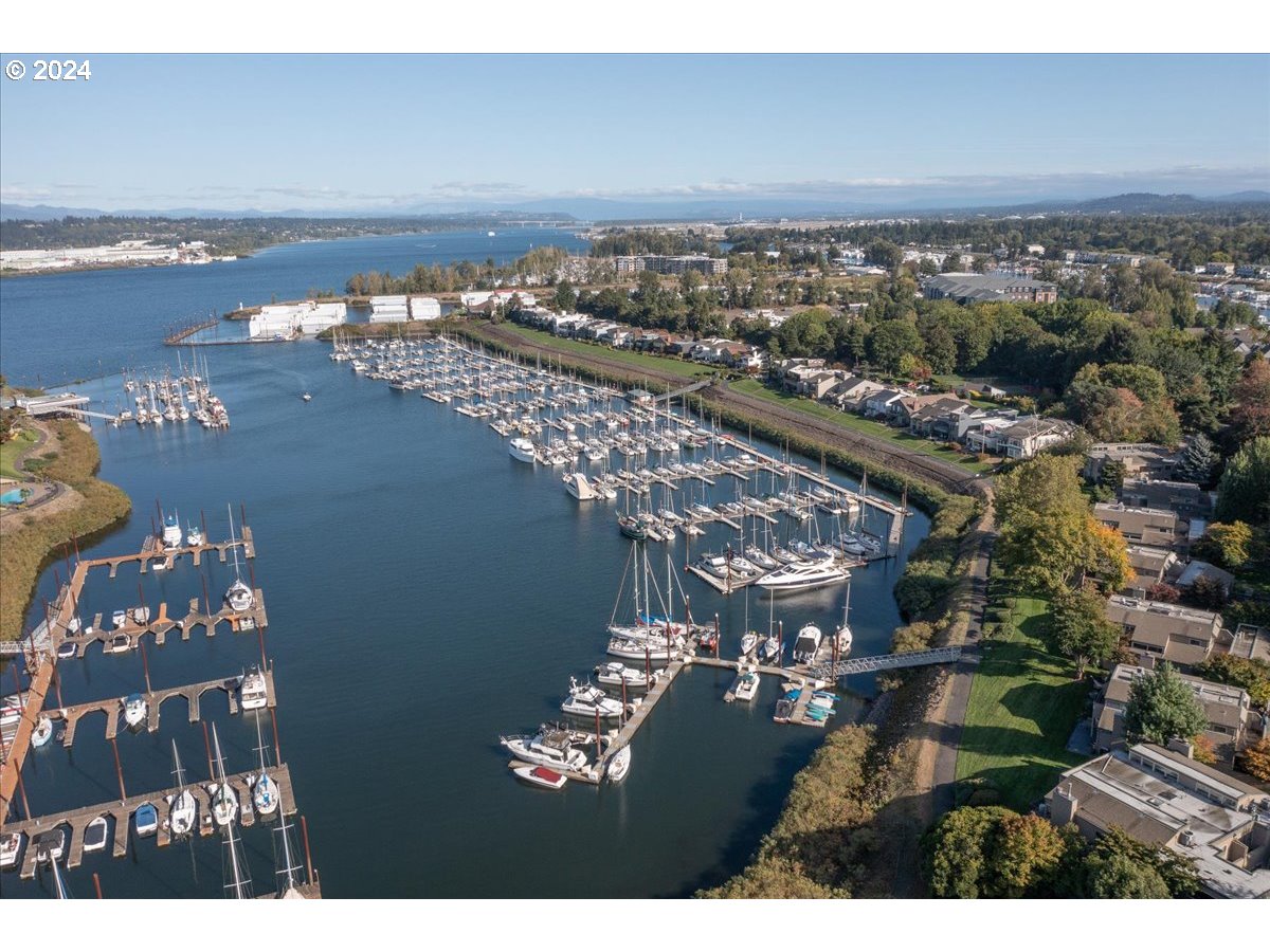 419 N TOMAHAWK ISLAND DR, Portland, OR, 97217