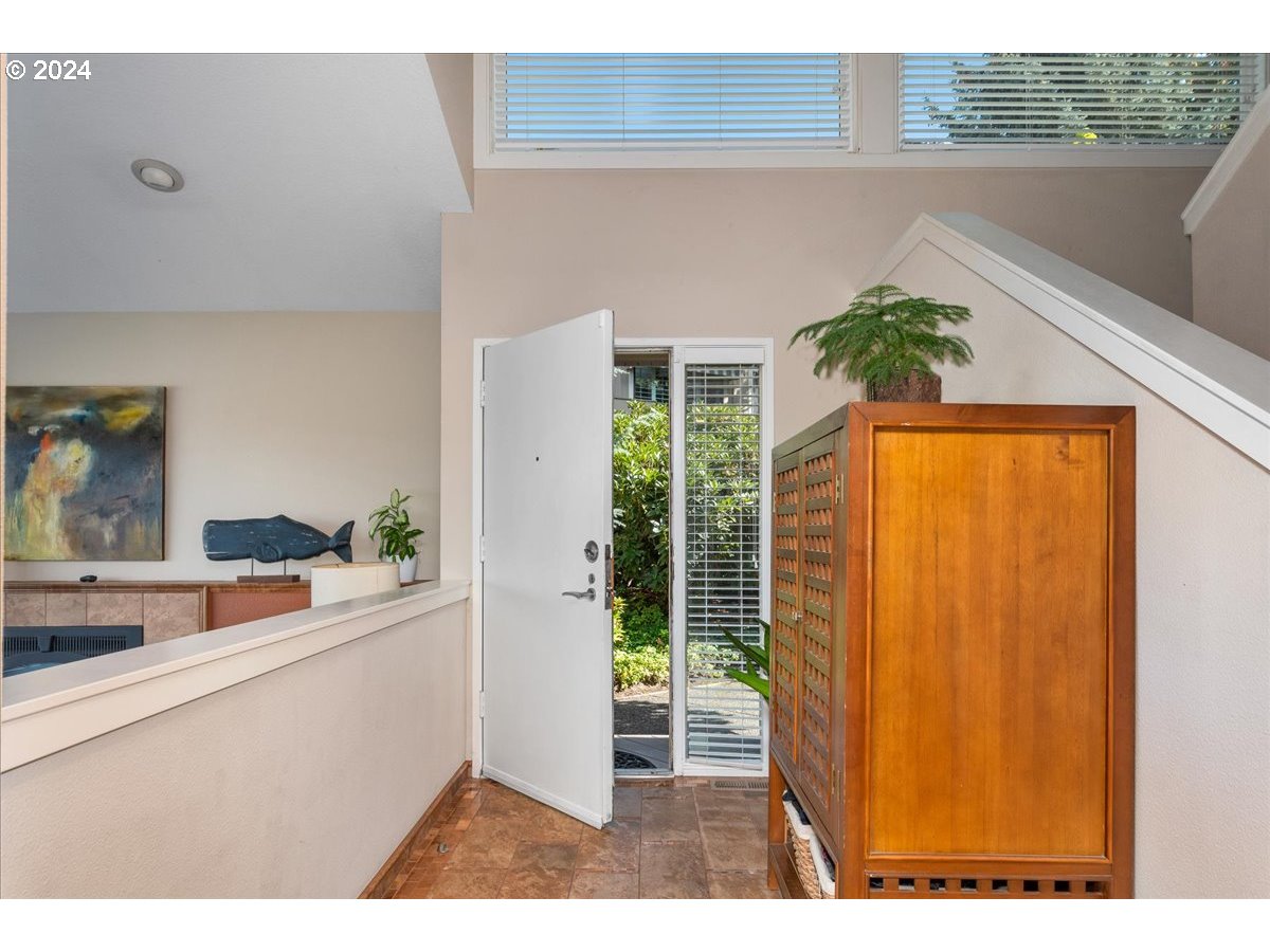 419 N TOMAHAWK ISLAND DR, Portland, OR, 97217