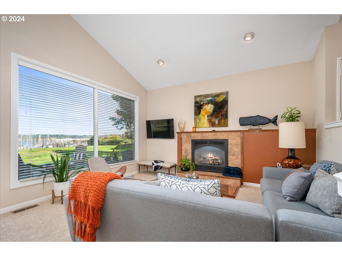 419 N TOMAHAWK ISLAND DR, Portland, OR, 97217